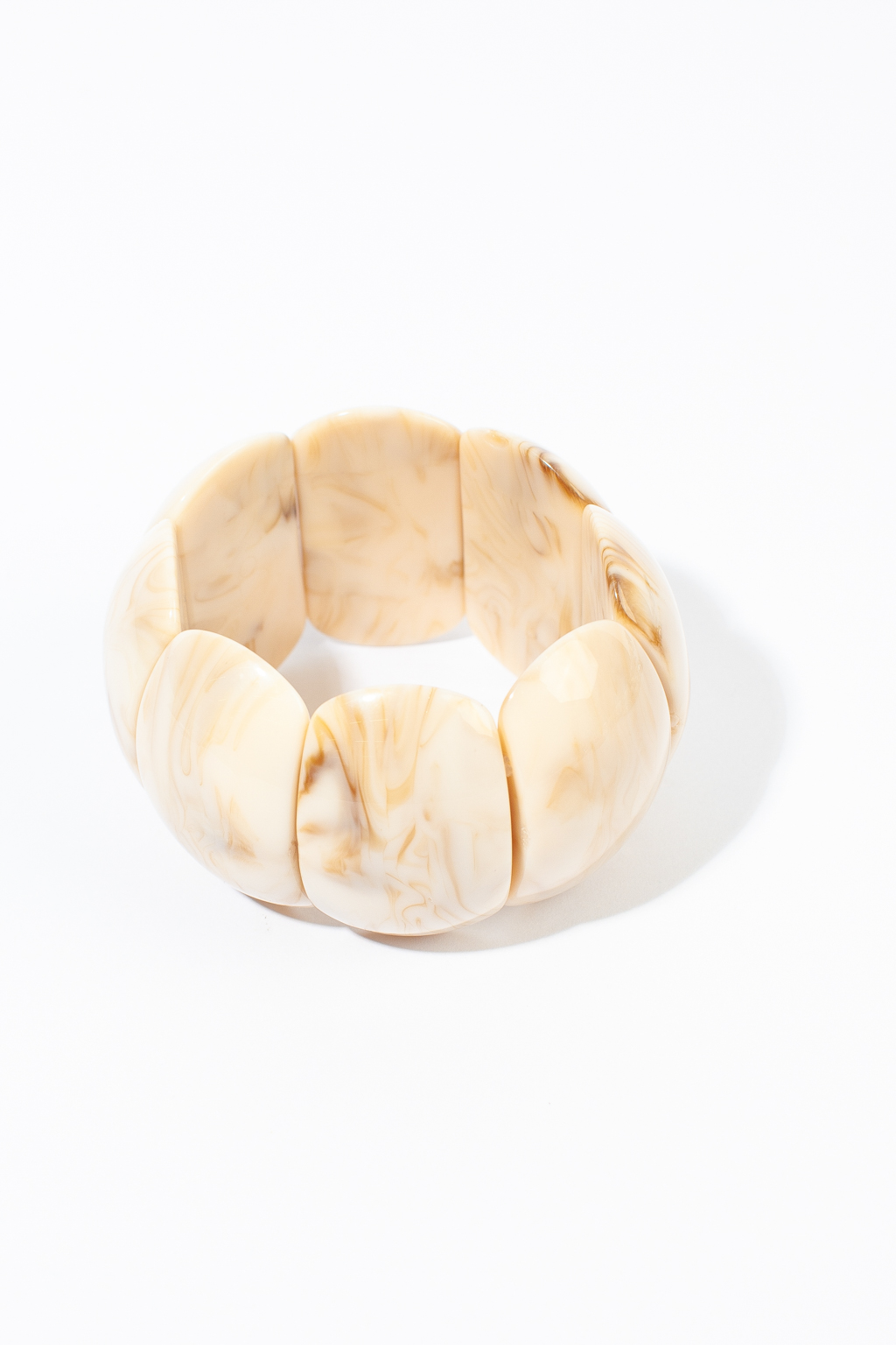 Широкий браслет на резинке выполнен из высококачественной эпоксидной смолы. Легкий по весу, придаст стиля Вашему образу.