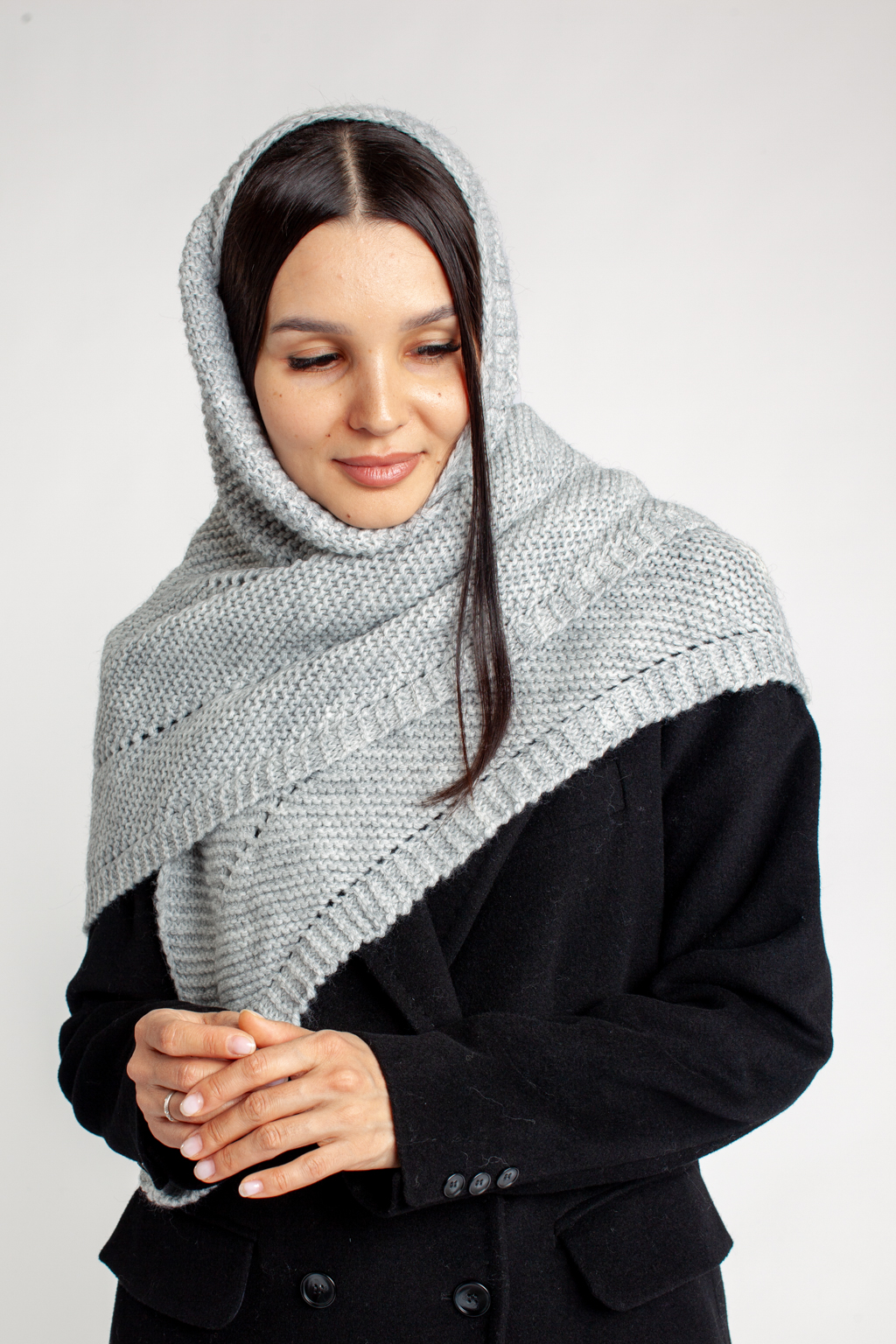 Косынка женская-  универсальный аксессуар, обладающий согревающей функцией и возможность обыгрывать образ в любой интерпритации. В составе материала шерсть, обеспечивающая морозоустойчивость и сохранения тепла в холодный период.