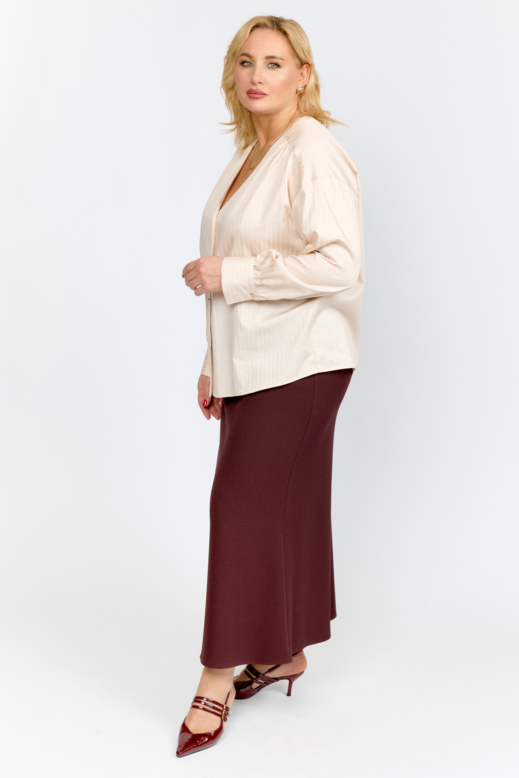 Блуза с V-образным вырезом свободного силуэта с застежкой на пуговицах. Рукав объемный полной длины на манжете.