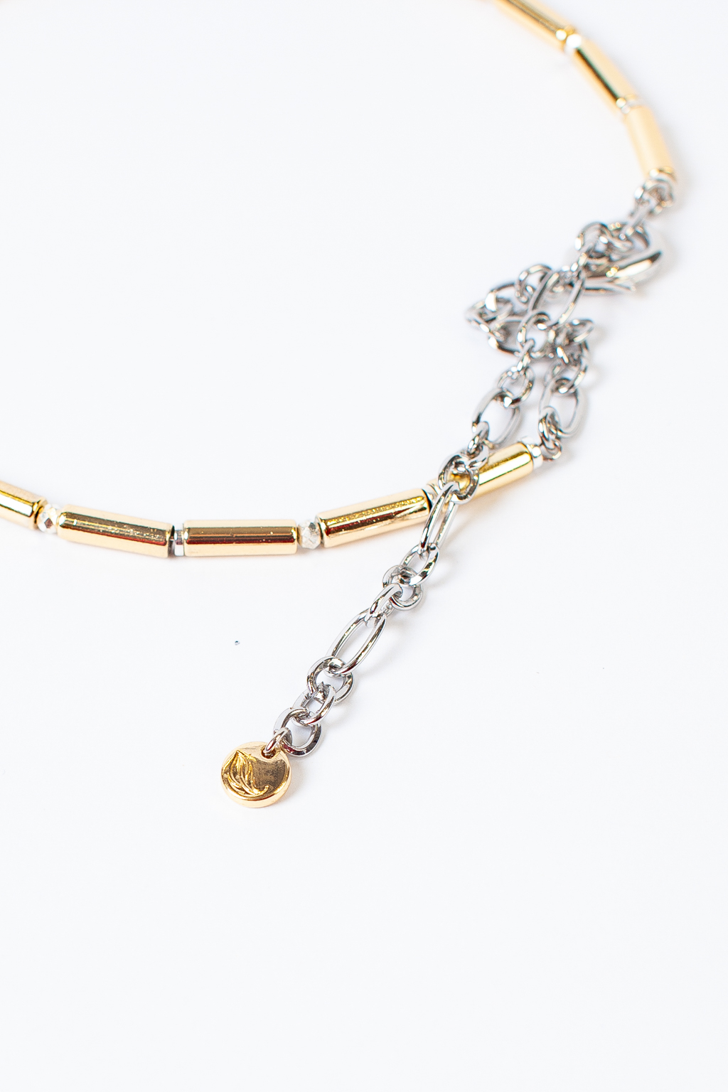 Лаконичное современное колье золотого цвета выполнено из гальванизированного хрусталя и гематита. Идеально для повседневного или вечернего образа. Длина колье регулируется от 33 до 50 см. Фурнитура выполнена из гипоаллергенного сплава со стойким гальваническим покрытием.