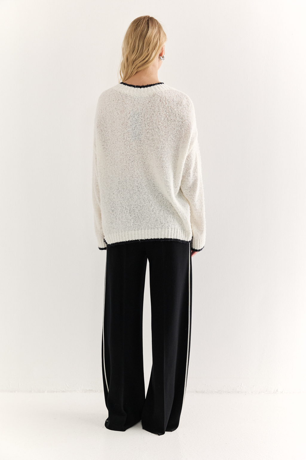 Джемпер с V-образным вырезом горловины.