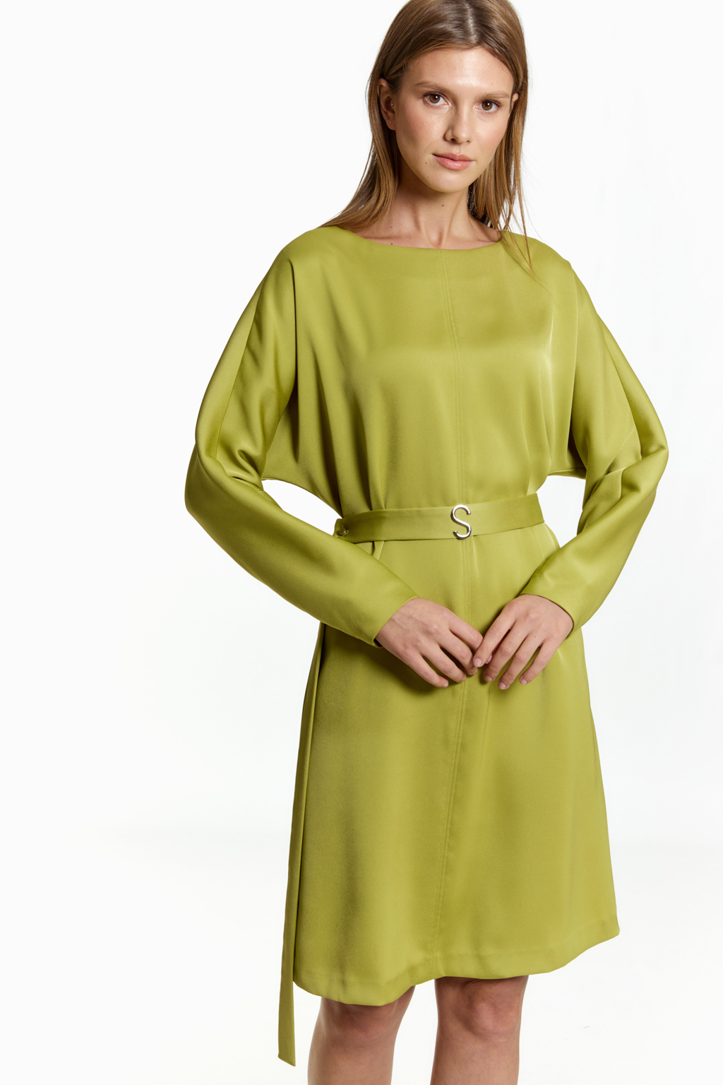 Платье с цельнокроеным рукавом длиной выше колен. Приталивается поясом с декором.