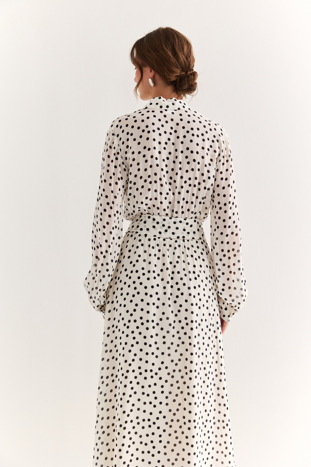 Платье миди в горох: винтажный шарм и деликатная женственность

Лёгкое платье из 100% вискозы с гороховым принтом — это дань утончённой романтике. Акцентная горловина с рюшами и завязками придаёт образу нотку винтажного шика. 
Прямой силуэт с мягким поясом подчёркивает талию, а длинная струящаяся юбка создаёт элегантную линию движения. 

Ткань из вискозы приятна к телу, дышит и красиво драпируется, делая это платье идеальным для повседневных прогулок, свиданий или лёгких выходов в свет.

Нежность в каждом движении. Платье, которое говорит за вас.