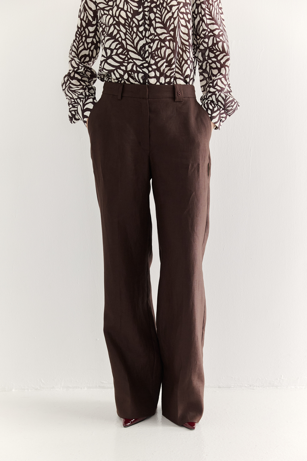 Брюки расслабленного прямого силуэта — абсолютный must-have этого сезона. Свободные и широкие по всей длине, они превосходно сочетаются с пиджаками из льняного твила, трикотажными блузами и стильными топами. В дизайне этих брюк нашли отражение элементы мужского кроя: застёжка-гульфик, пояс со шлевками и удобные карманы. Широкая подгибка позволяет регулировать длину брюк посредством отворота-манжета, создавая элегантный акцент по низу. Одна из шлевок украшена изысканной 3D-вышивкой в виде литеры “S”-первой буквы названия бренда.