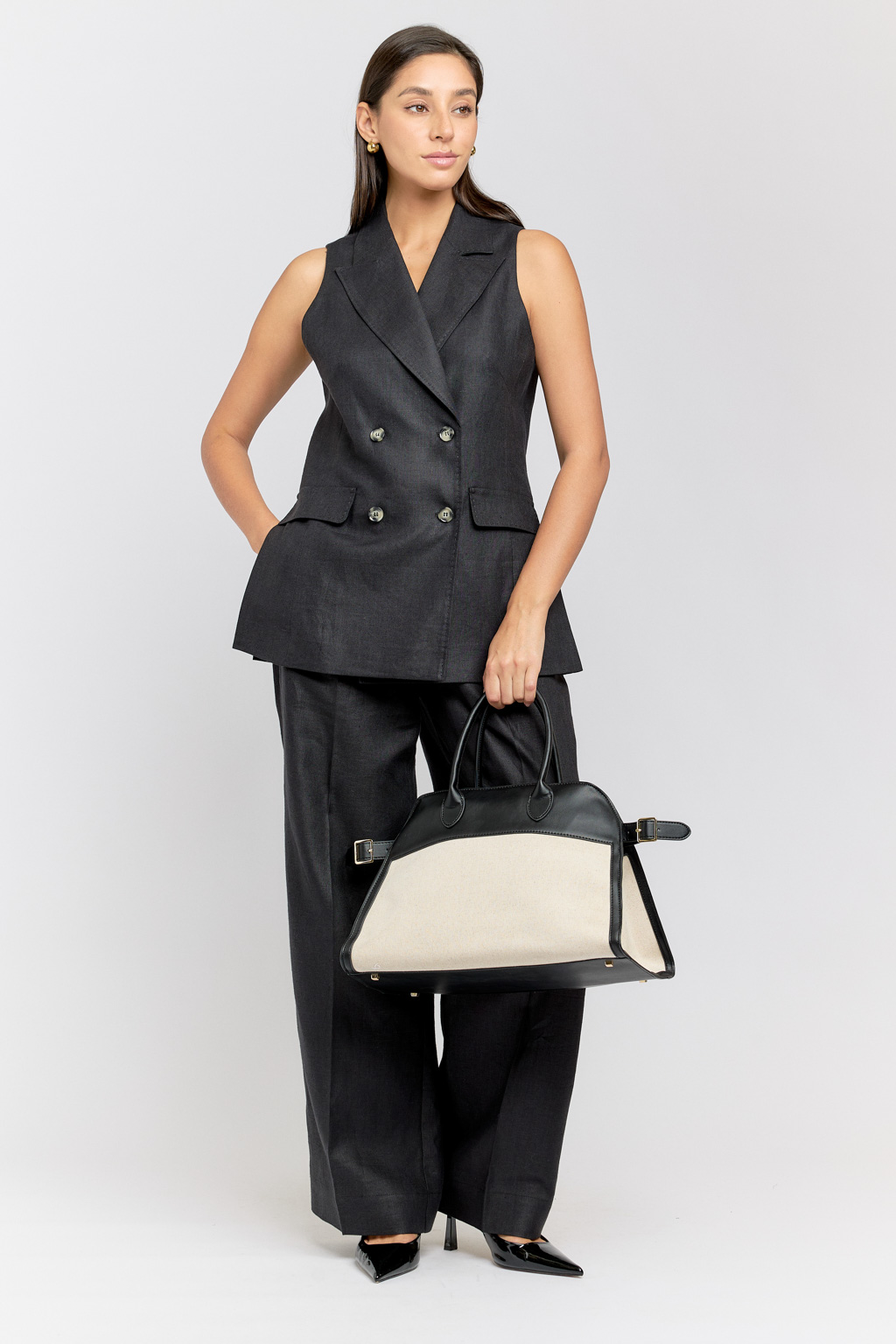 Четкость трапециевидной формы и отсутствие декора в сумке компенсировали контрастом фактур.Сумка выполнена из премиальной эко-кожи и текстиля. Дизайн сумки подчеркнет Ваш уникальный стиль. Изделие выглядит сдержанно, но не просто и будет уместно и в повседневном, и в офисном комплектах. Его объем можно отрегулировать ремешками по бокам. Каждый элемент продукта тщательно проработан, чтобы обеспечить Вам комфорт и уверенность в любой ситуации. Размеры сумки 39*27*23 см