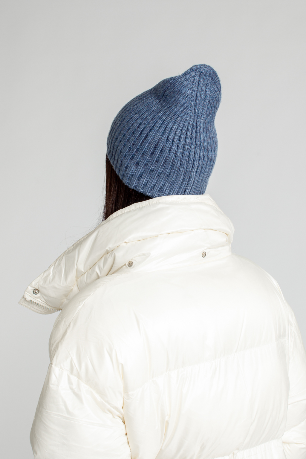 Шапка женская без отворота. Теплый и стильный головной убор для утепления в осенний и зимний сезон.