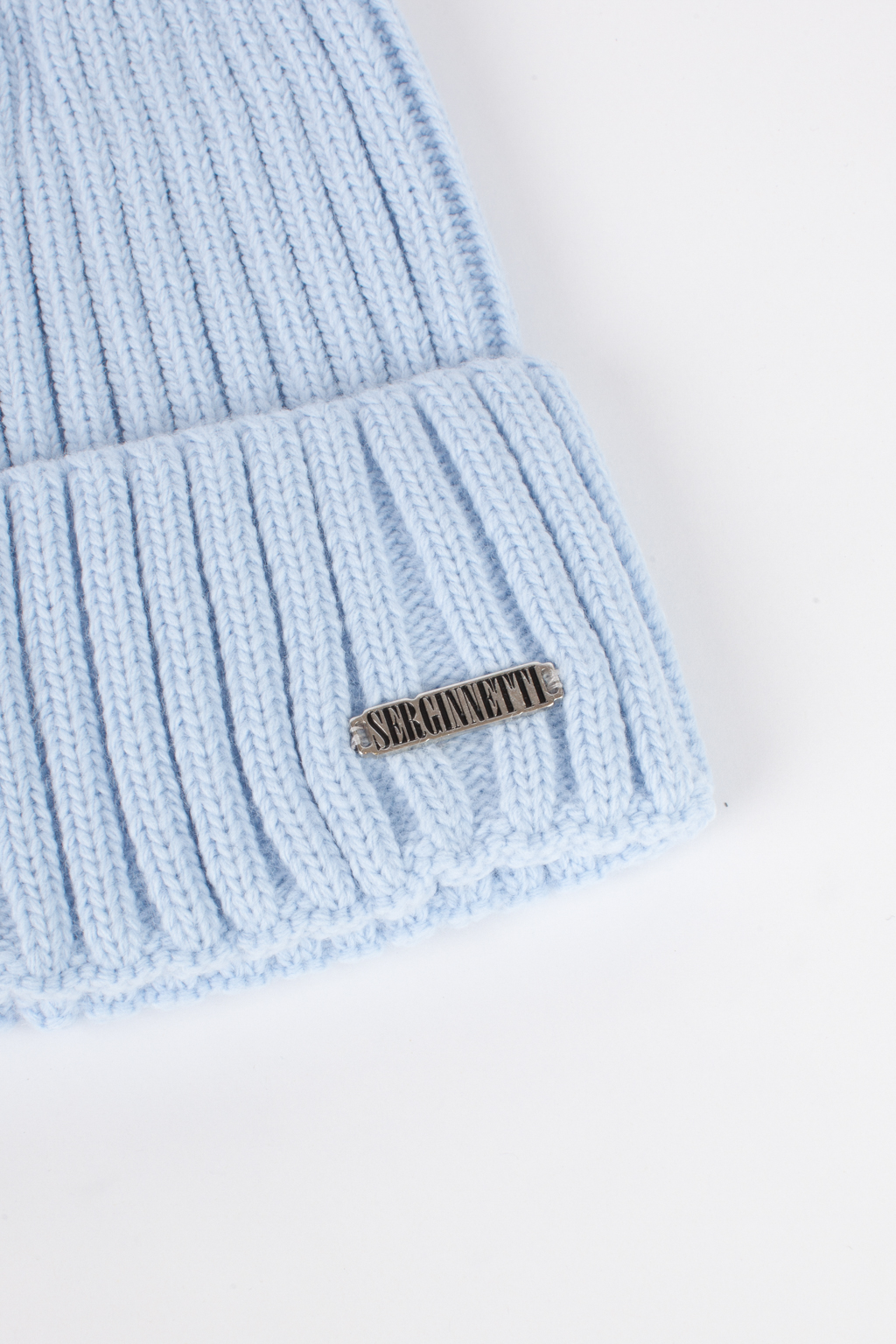 Шапка женская с отворотом. Является совершенным аксессуаром для утепления в осенний и зимний сезон.