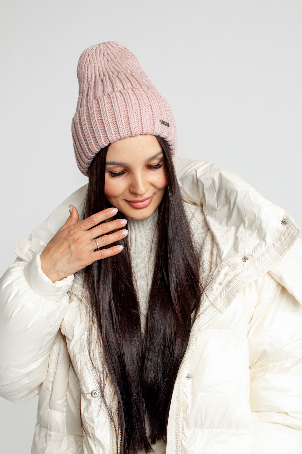 Шапка женская с отворотом. Является совершенным аксессуаром для утепления в осенний и зимний сезон.