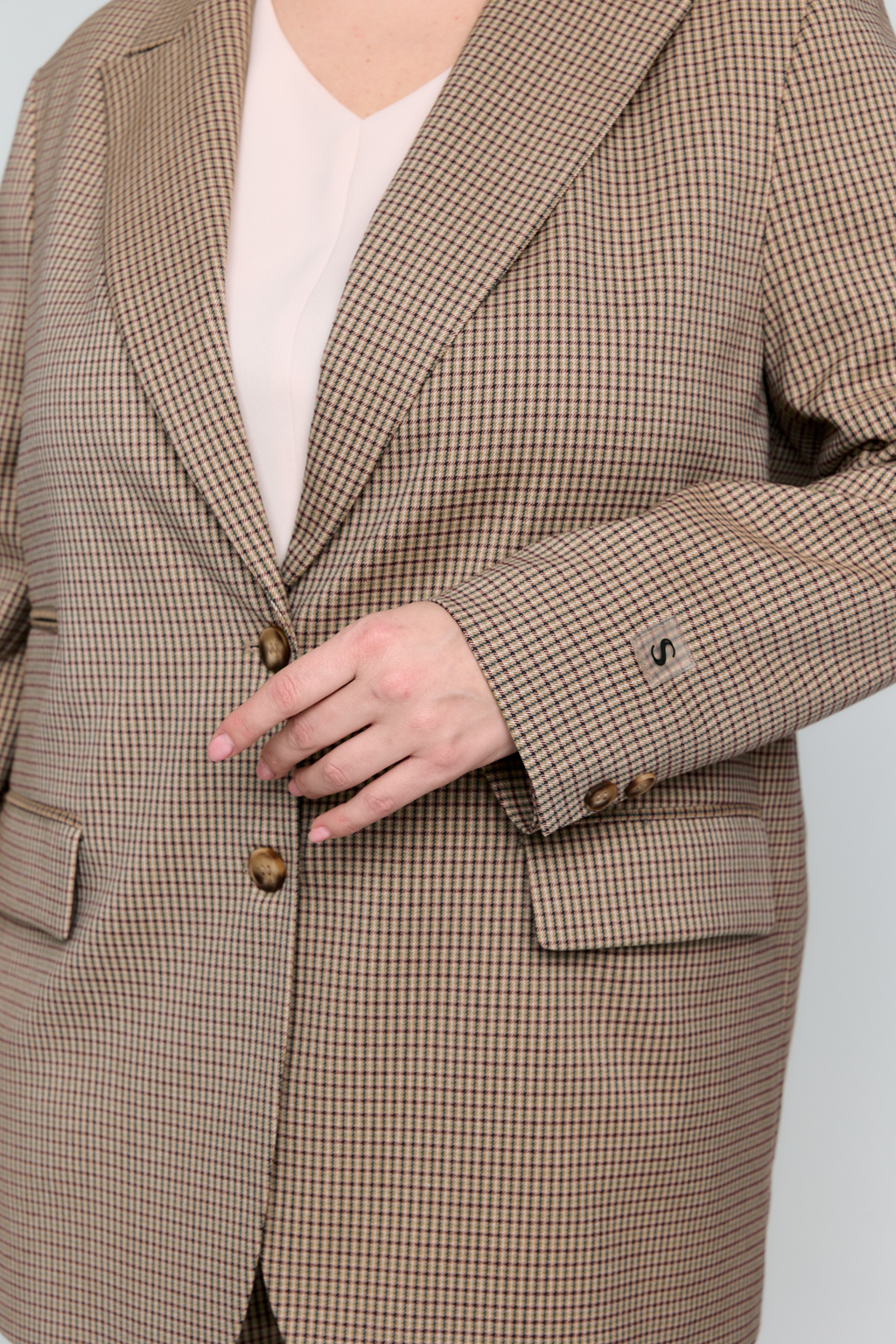 Жакет оверсайз силуэта с английским воротником и застежкой на две пуговицы.