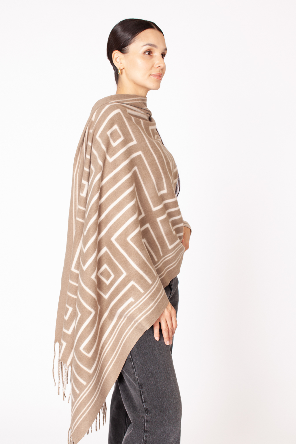 Палантин с геометрическим принтом изготовлен из практичной и приятной на ощупь 100 % вискозы. Изделие согреет в прохладную погоду, защитит от ветра голову и шею, с легкостью адаптируясь к различным комплектам для межсезонья.