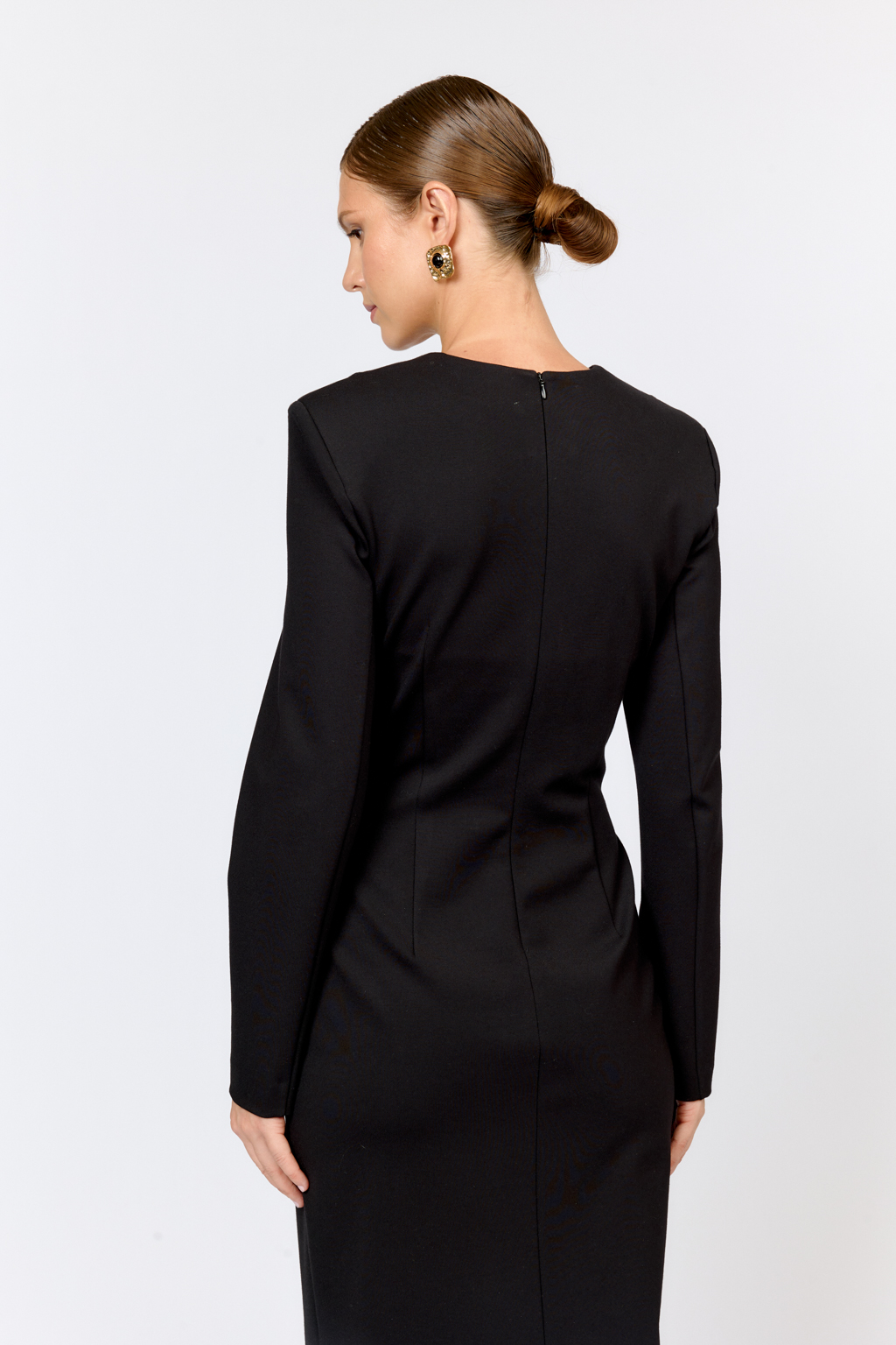 Платье для элегантных образов идеально впишется как в праздничный, так и в будничный гардероб благодаря лаконичности, силуэту и длине. Модель приталенного кроя прилегающего силуэта с глубоким V-образным вырезом и декоративными клапанами создающим эффект баски. Выполнено из плотной трикотажной ткани с содержанием вискозы. Вискоза делает ткань приятной к телу, обеспечивает воздухопроницаемость и пластичность. Нейлон  обеспечивает  износостойкость и стабильность насыщенного цвета.  Преимущества ткани: ткань хорошо держит форму, мягко облегая фигуру.  Не сминается, не требует особого ухода.   Позволяет коже "дышать".