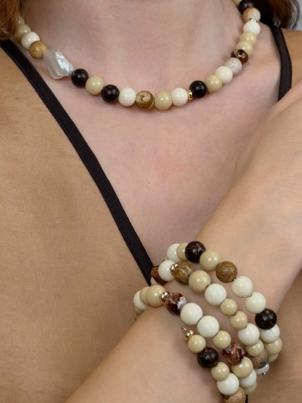 Стильное колье выполнено вручную с использованием натуральной яшмы. Длина изделия 40-50 см. Фурнитура выполнена из гипоаллергенного сплава со стойким гальваническим покрытием.