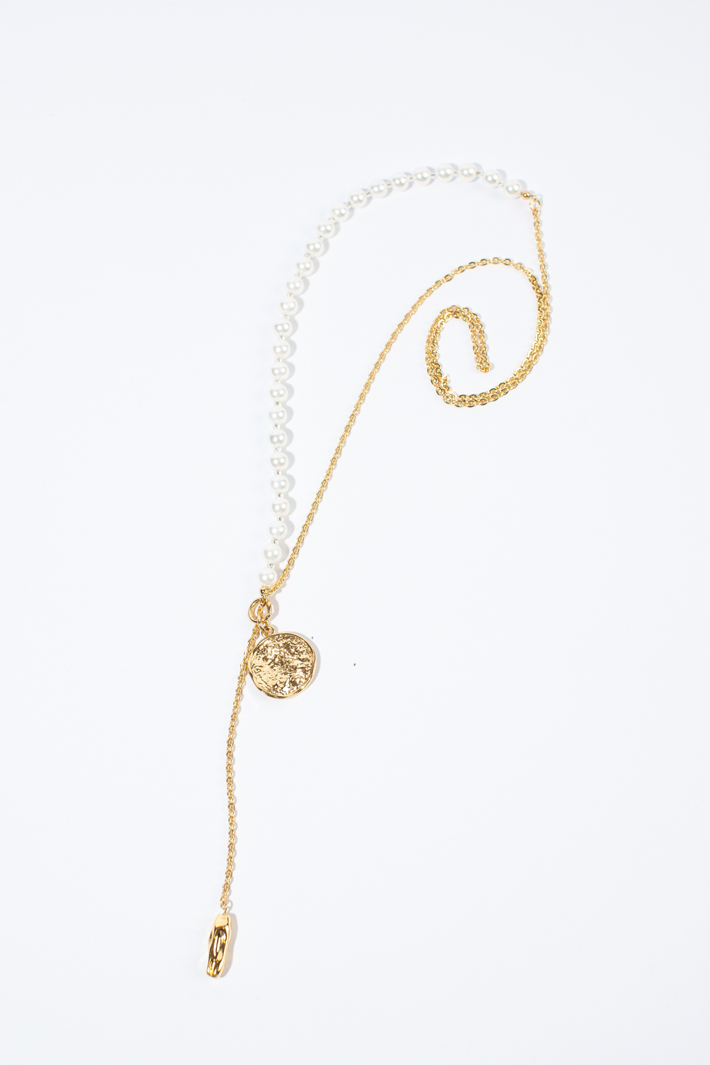 Элегантное колье из коллекции "Выход в свет" предлагает современное прочтение классики. Длинная нить из майорки базового белого цвета дополнена подвеской из гипоаллергенного металла. Кулон также выполен из гипоаллергенного сплава со стойким гальваническим покрытием золотом.