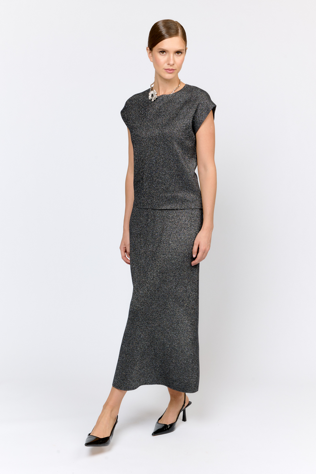 Юбка на резинке А-образного силуэта длиной миди. Силуэт трапеция обеспечивает отличную посадку по фигуре. Трикотаж не теряет форму и дарит приятные тактильные ощущения при носке.