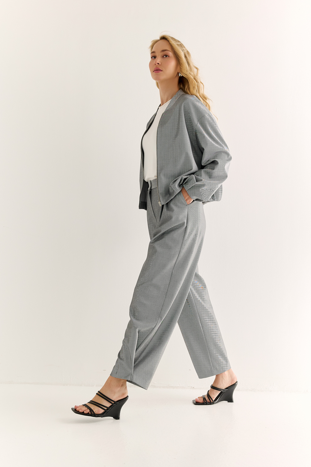 Брюки-бананы: акцент на форму, свобода в движении

Брюки силуэта "банан" — это смелый силуэт для тех, кто ценит индивидуальность и комфорт. Объём в области бедер создаёт модную линию, а зауженные книзу штанины визуально вытягивают силуэт и добавляют лёгкости образу.

Посадка по талии подчёркнута комфортной притачной резинкой сзади и складками спереди, что обеспечивает идеальную посадку по фигуре и делают модель уместной как в повседневных, так и в более строгих комплектах.

Сочетаются с топами, жакетами, рубашками и объемными худи — идеальная база для капсулы в стиле smart casual.

Модный акцент с комфортной посадкой — каждый день по-новому.