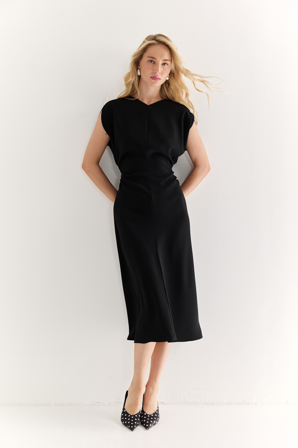 Платье с акцентной талией: элегантность, мимо которой невозможно пройтиЭто платье создано, чтобы подчёркивать фигуру и движение. Сборка на талии формирует выразительный силуэт "песочные часы", а клёш по низу придаёт образу лёгкость и динамику. Короткий рукав и округлый вырез подчёркивают лаконичность верха, позволяя сделать акцент на линии тела.Идеально для особых случаев, коктейльных мероприятий или ужинов. При этом легко адаптируется для повседневной элегантности — достаточно выбрать правильную стилизацию.Сдержанный шик с характером уверенной женщины.