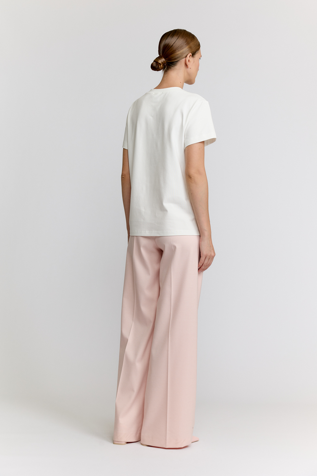 Футболка прямого силуэта с принтом по полочке.