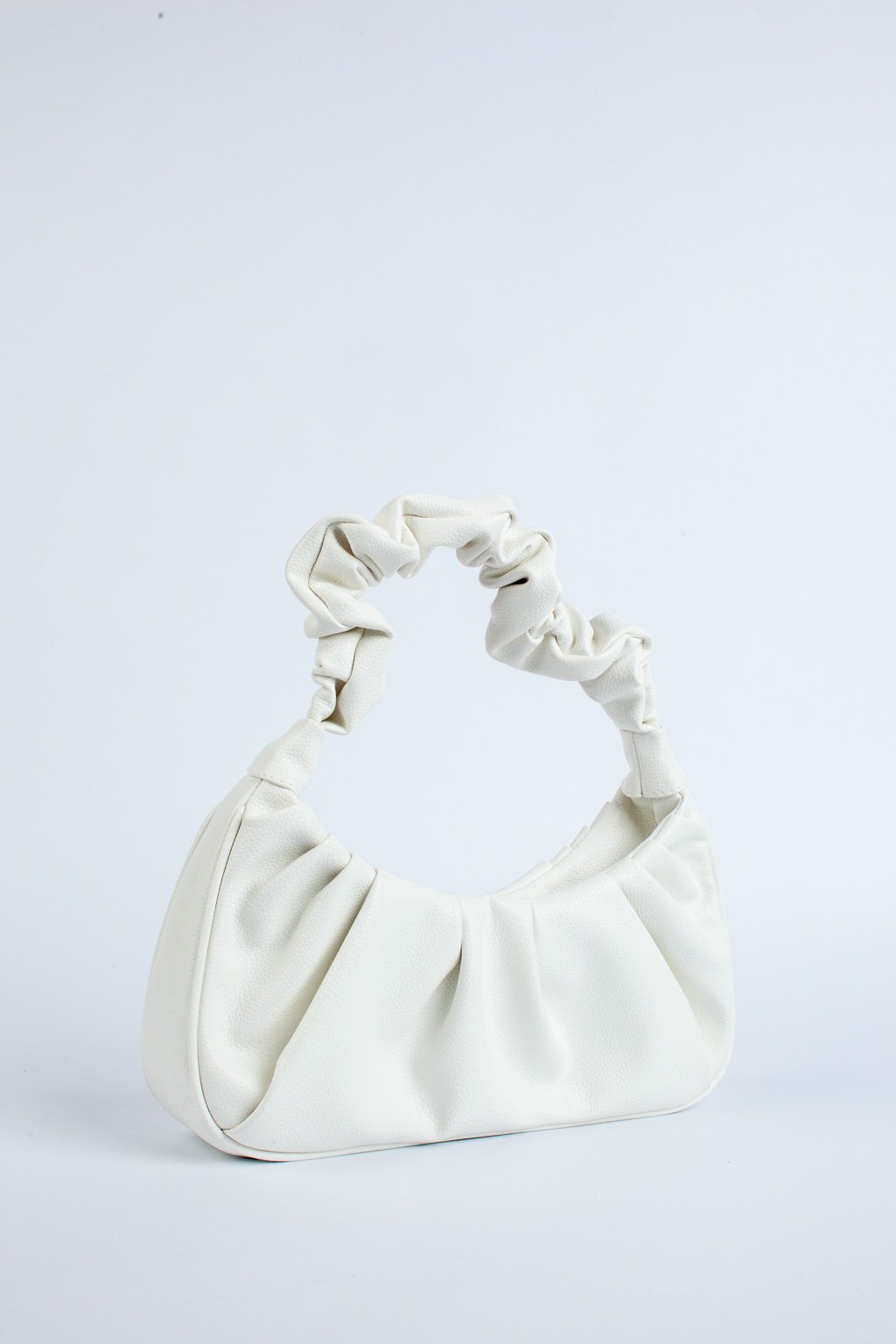 Компактная сумка на плечо из премиальной экокожи. Является не только практичной вещью в гардеробе, но и отличается своей оригинальностью. Ее форма полукруга, иногда называемая сумкой-луной, позволит выделиться из толпы и придать Вашему образу неповторимый шарм. Основное отделение закрывается на металлическую кнопку. Размеры: длина 31, высота 13, глубина 7 Ширина 32см