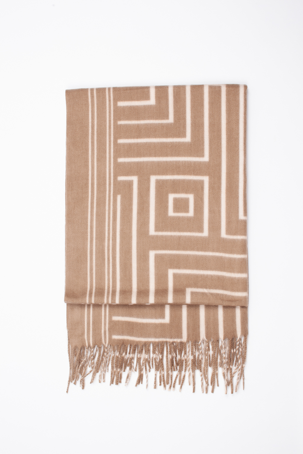 Палантин с геометрическим принтом изготовлен из практичной и приятной на ощупь 100 % вискозы. Изделие согреет в прохладную погоду, защитит от ветра голову и шею, с легкостью адаптируясь к различным комплектам для межсезонья.