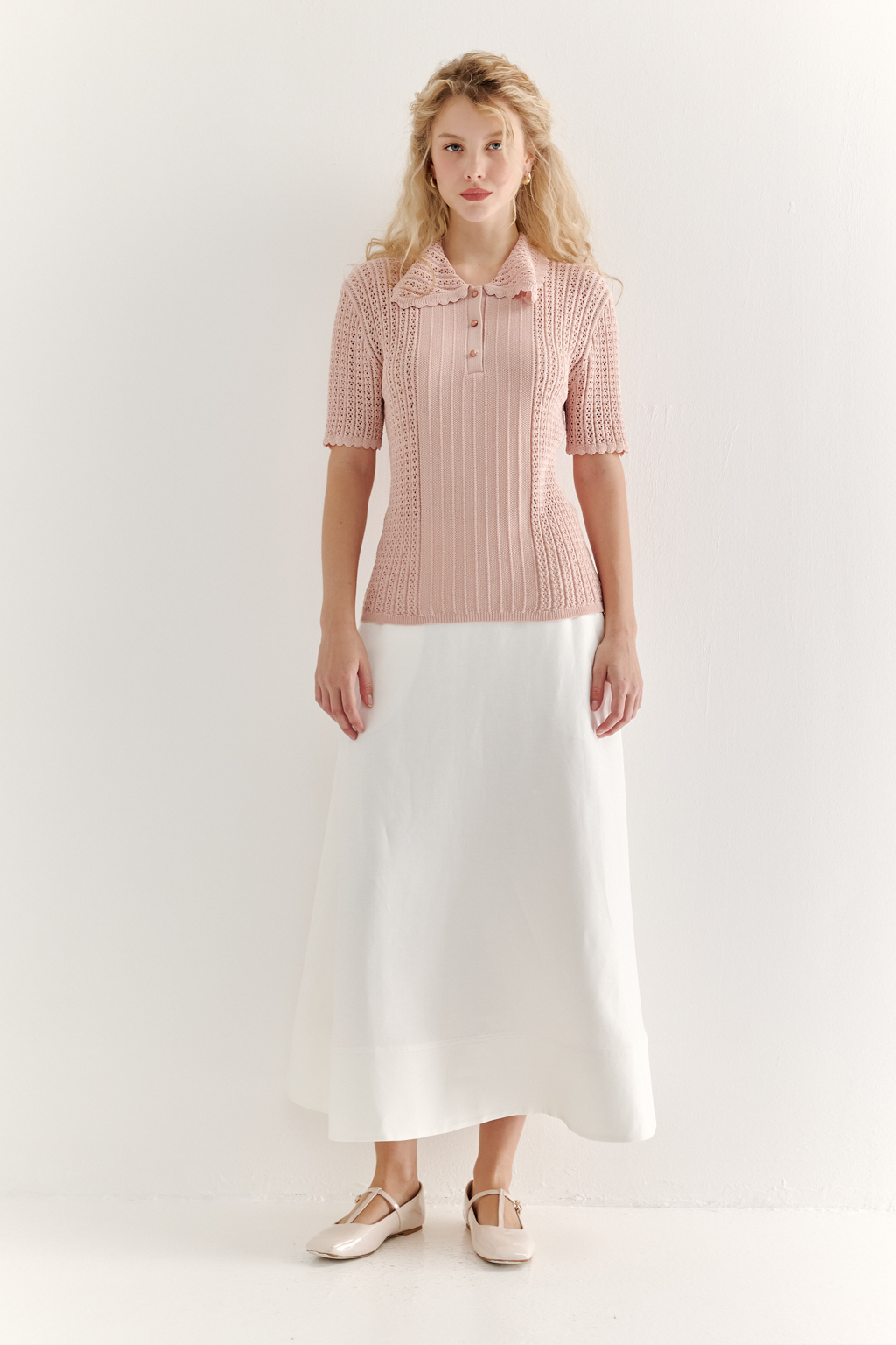 Юбка-миди, с силуэтом полусолнце, из уникальной ткани – 100% льняного твила белого цвета с эффектом air wash, является must-have наступающего сезона. Расширяющийся книзу силуэт дополнен притачным бордюром по нижнему краю, что подчеркивает женственность образа. Юбка имеет подкладку, узкий пояс и застежку на потайную молнию в боковом шве. Предлагаем носить эту юбку с льняными жакетами, а так же вязанными трикотажными топами.