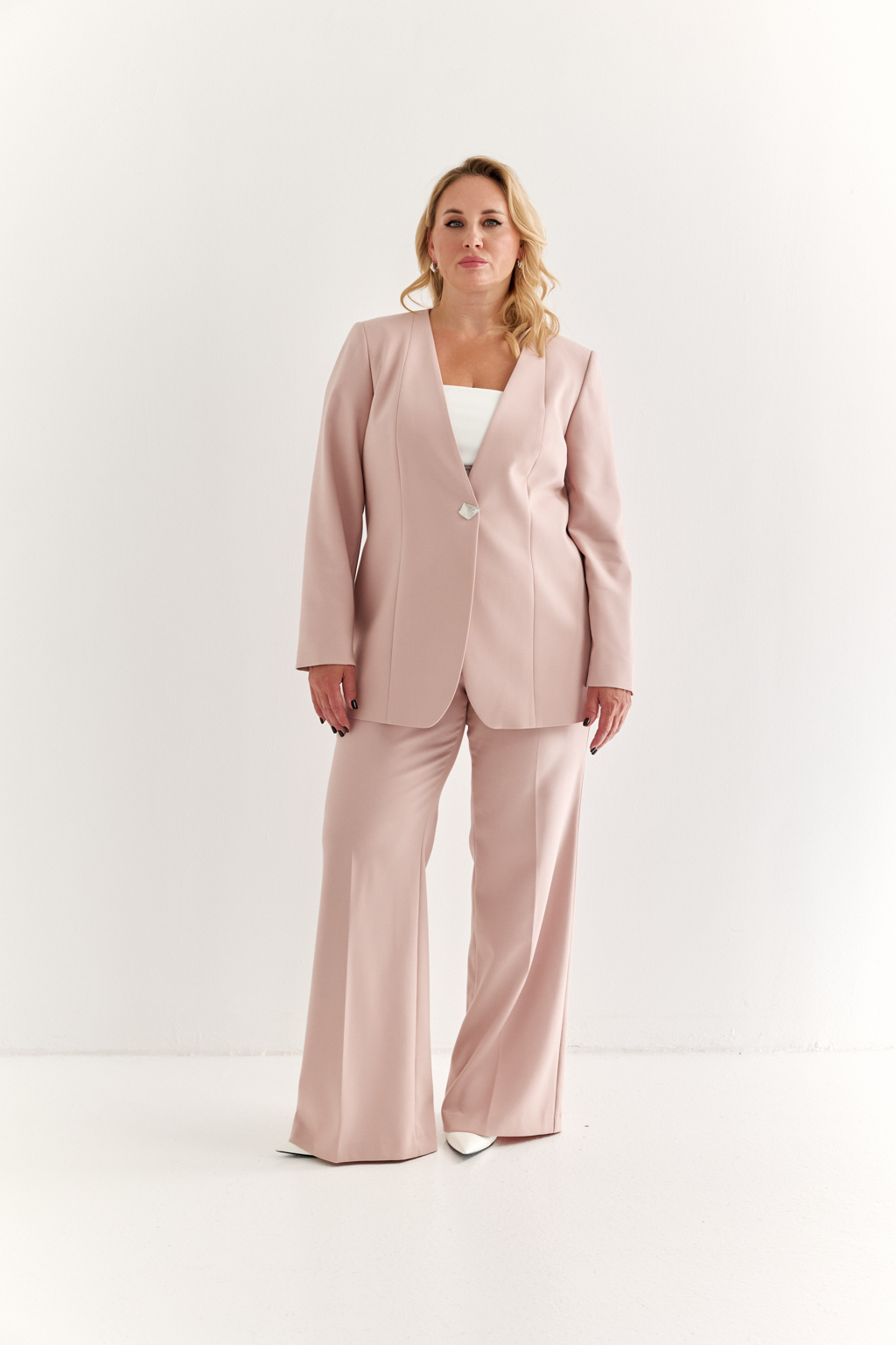 Жакет приталенного силуэта без лацкана, длины до середины бедра, на одной декоративной пуговице. Этот жакет идеально дополнит вечерний образ на любое мероприятие. Район придает мягкость  и пластичность, улучшает посадку. Терилен отвечает за прочность и долговечность ткани. Спандекс дарит легкую эластичность и комфорт при движении. Преимущества ткани: поверхность с легкой фактурой  выглядит благородно и современно. Ткань мягкая, приятная к телу. Благодаря своей конструкции и составу хорошо тянется и мягко облегает фигуру, подчеркивая ее достоинства и обеспечивает комфорт при повседневной носке.