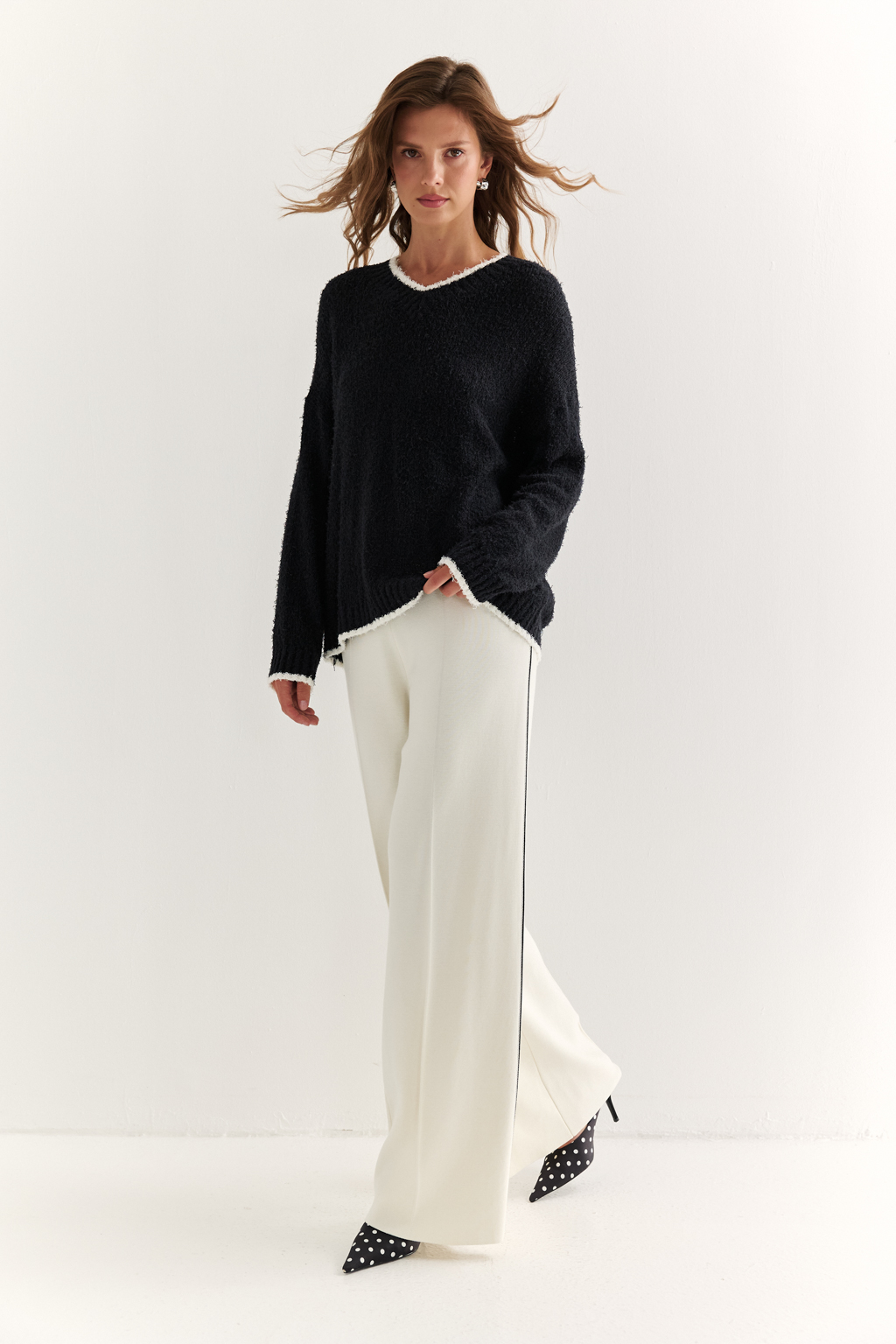 Джемпер с V-образным вырезом горловины.