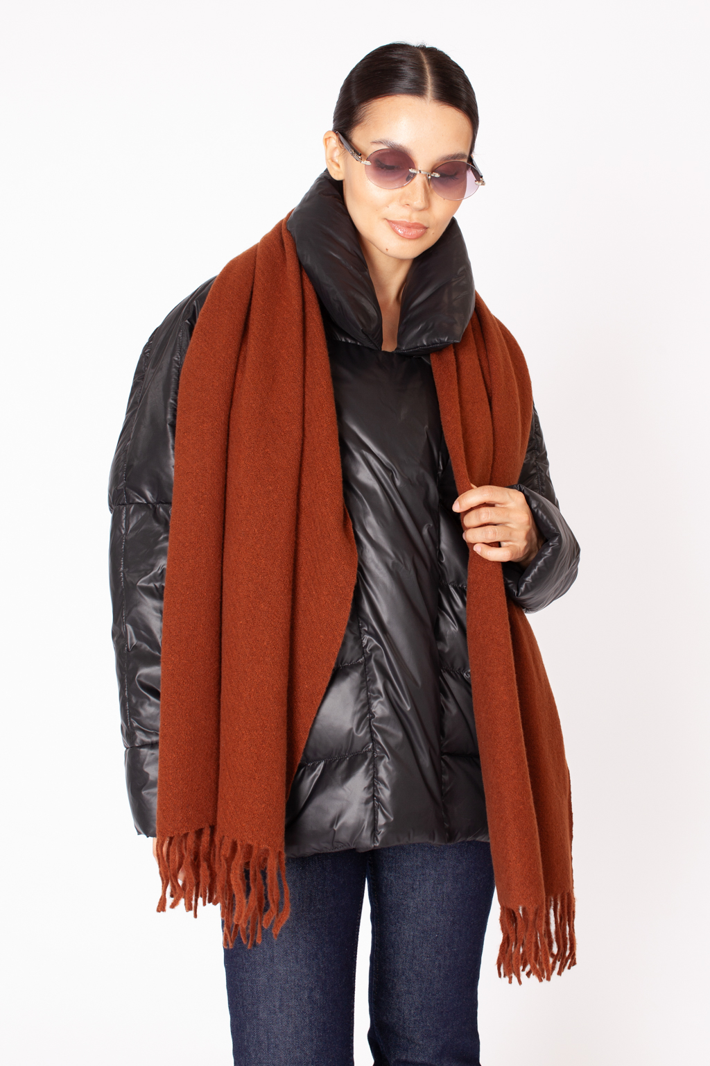 Однотонный лаконичный шарф изготовлен из практичной и приятной на ощупь 100 % вискозы. Изделие без принтов согреет в прохладную погоду, защитит от ветра голову и шею, с легкостью адаптируясь к различным комплектам для межсезонья.