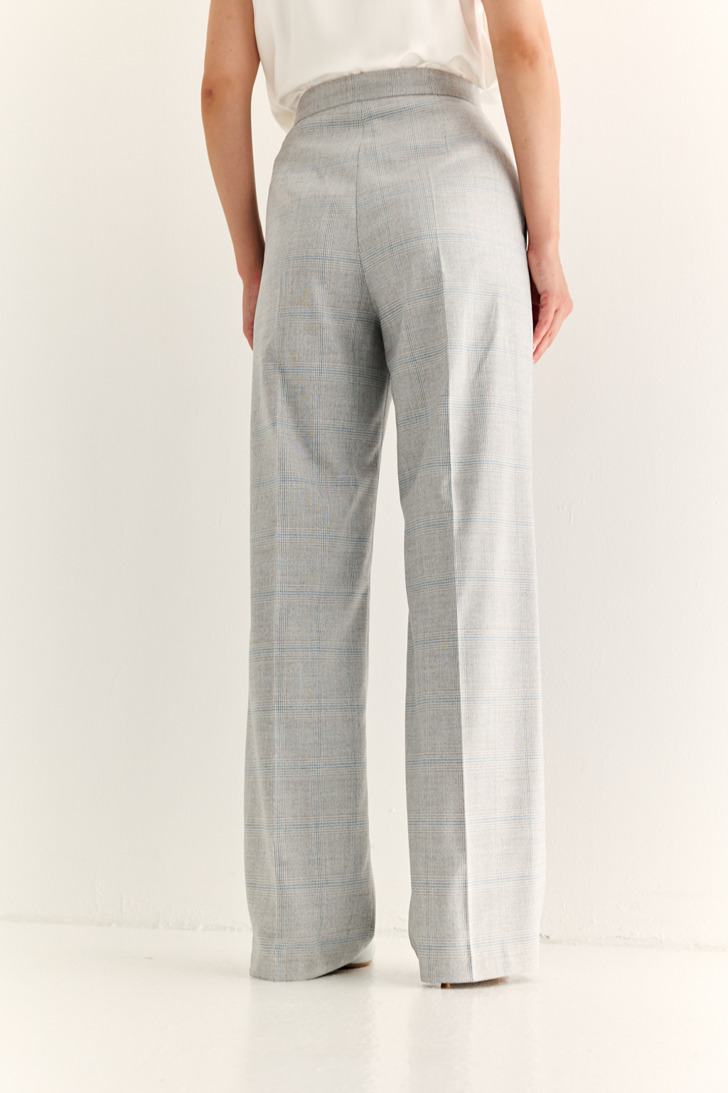 Брюки с прямыми стрелками: элегантность в каждой линии

Классические брюки прямого кроя — универсальная база, которая подойдёт как для офиса, так и для повседневной элегантности. Высокая посадка визуально удлиняет ноги, подчёркивает талию и обеспечивает комфортную посадку. Чёткие стрелки придают строгость и графичность, а вытачки формируют аккуратный силуэт без лишнего объёма.

Идеальны в комплекте с жакетом, блузой или жилетом. Носите с каблуками или обувью на плоском ходу — всегда уверенно, всегда стильно.

Чистая форма. Безупречная посадка. Ваш идеальный день.