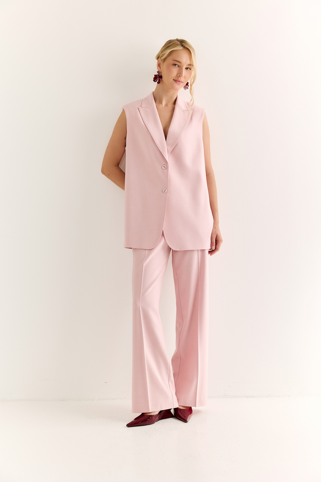 Жилет-жакет: классика, адаптированная к новому времени. Стильный жилет с лацканами и прямой спинкой — это элегантная альтернатива классическому пиджаку. Он подчёркивает силуэт и делает образ визуально стройнее, при этом сохраняя лёгкость и свободу движения. Приталенный крой и чёткие линии придают образу собранность, а отсутствие рукавов позволяет играть со слоями. Станет идеальной парой с брюками, а также может стать акцентом в образе с футболкой или топом. Минимум формальности — максимум стиля.