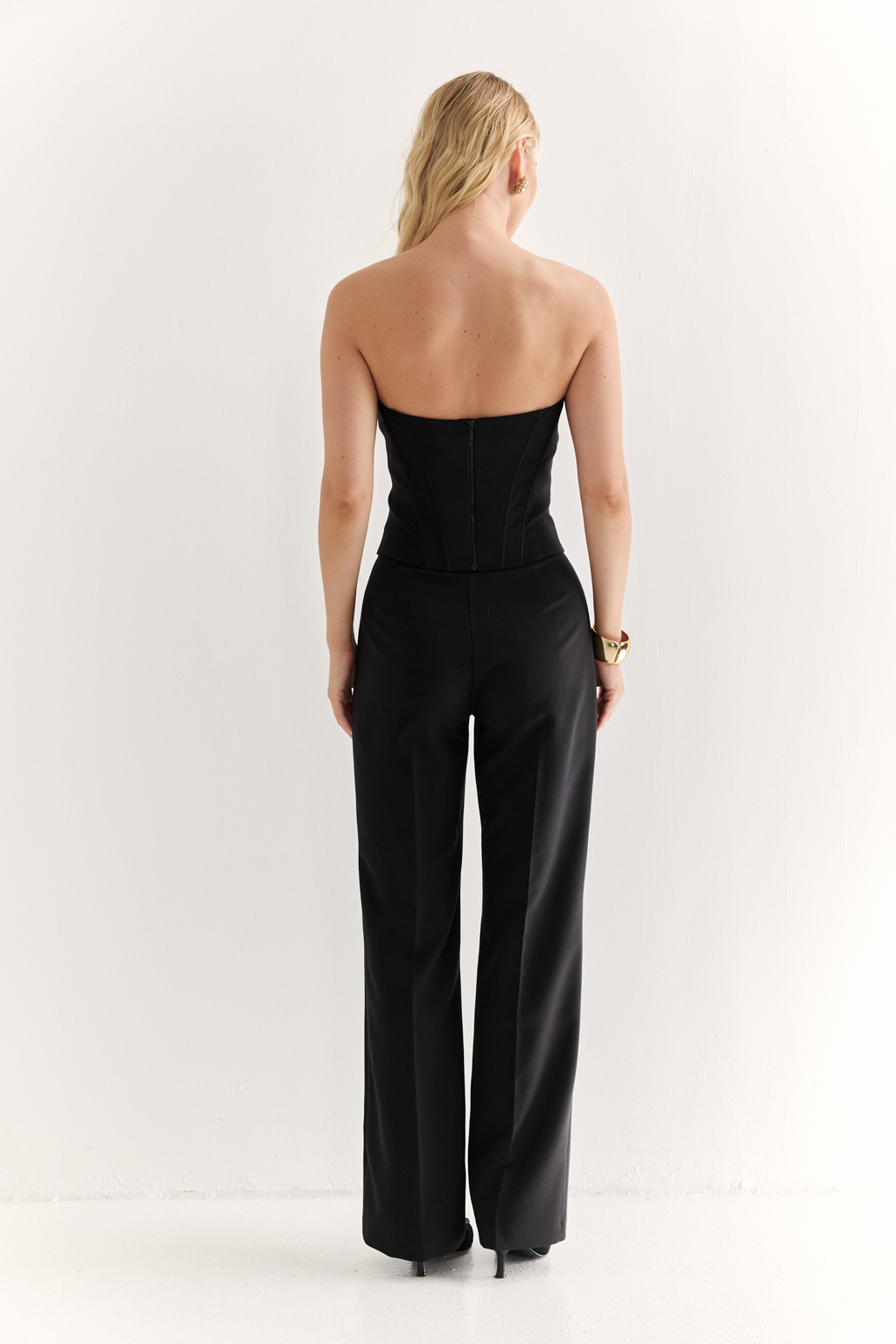 Корсет приталенного силуэта в черном цвете