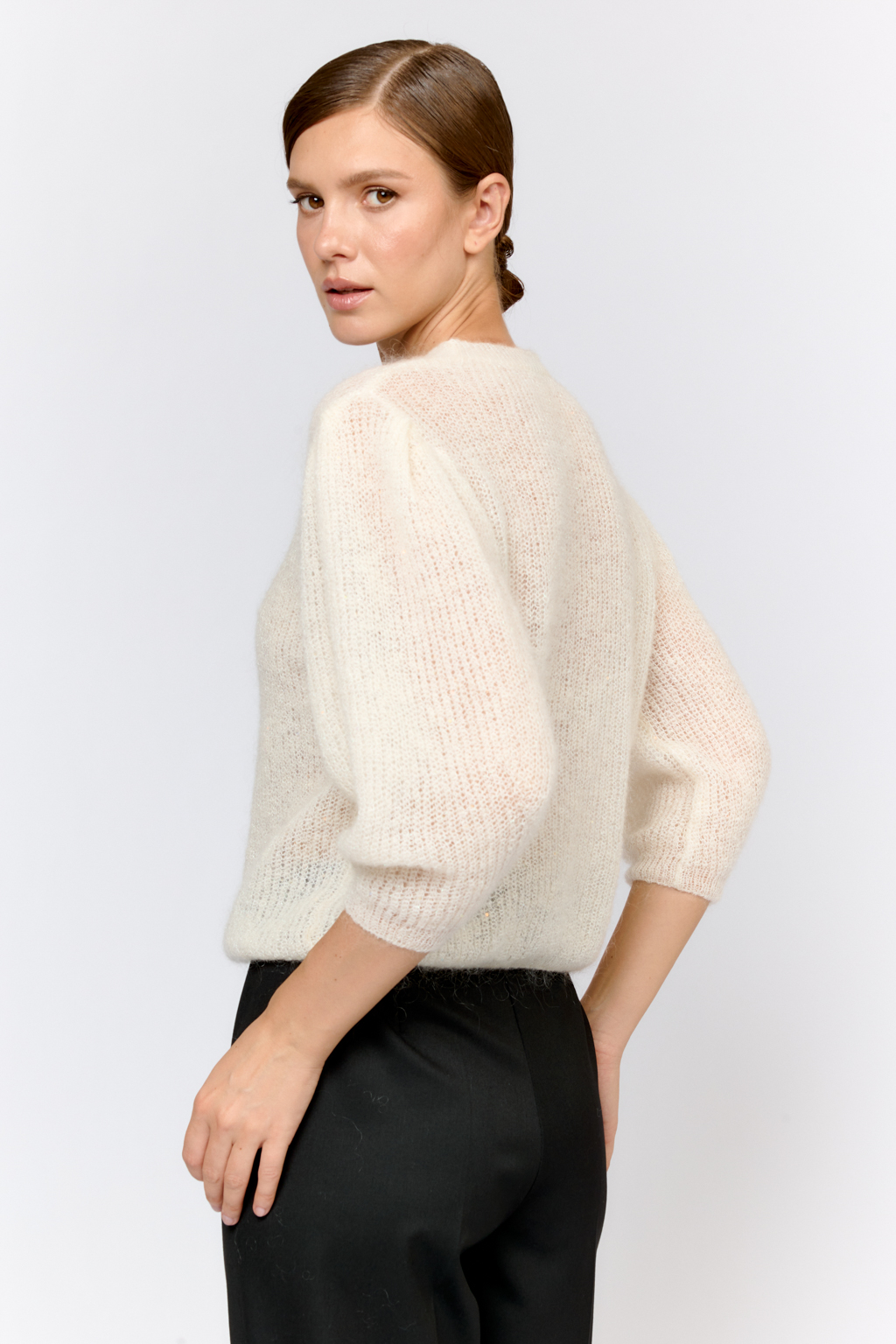 Легкий кардиган с центральной застежкой на пуговицы, V-образной горловиной и укороченным рукавом. Выполнен в премиальной пряже в составе которой, мохер и шерсть. Невесомый на вид, кардиган теплый и уютный. Мохер обладает множеством преимуществ: он легкий, обладает натуральным блеском, прочностью и долговечностью, отлично удерживает тепло. Кроме того, мохер устойчив к скатыванию и деформации. Модель кардигана умеренного объема с укороченным рукавом, идеальна для вечерних образов.