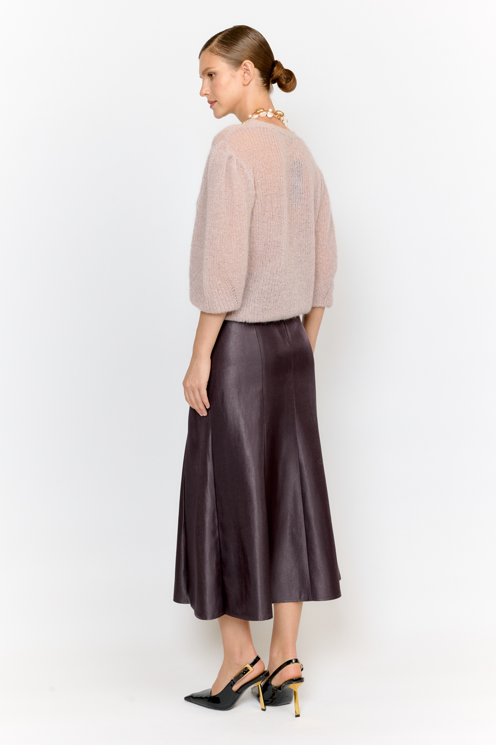 Легкий кардиган с центральной застежкой на пуговицы, V-образной горловиной и укороченным рукавом. Выполнен в премиальной пряже в составе которой, мохер и шерсть. Невесомый на вид, кардиган теплый и уютный. Мохер обладает множеством преимуществ: он легкий, обладает натуральным блеском, прочностью и долговечностью, отлично удерживает тепло. Кроме того, мохер устойчив к скатыванию и деформации. Модель кардигана умеренного объема с укороченным рукавом, идеальна для вечерних образов.