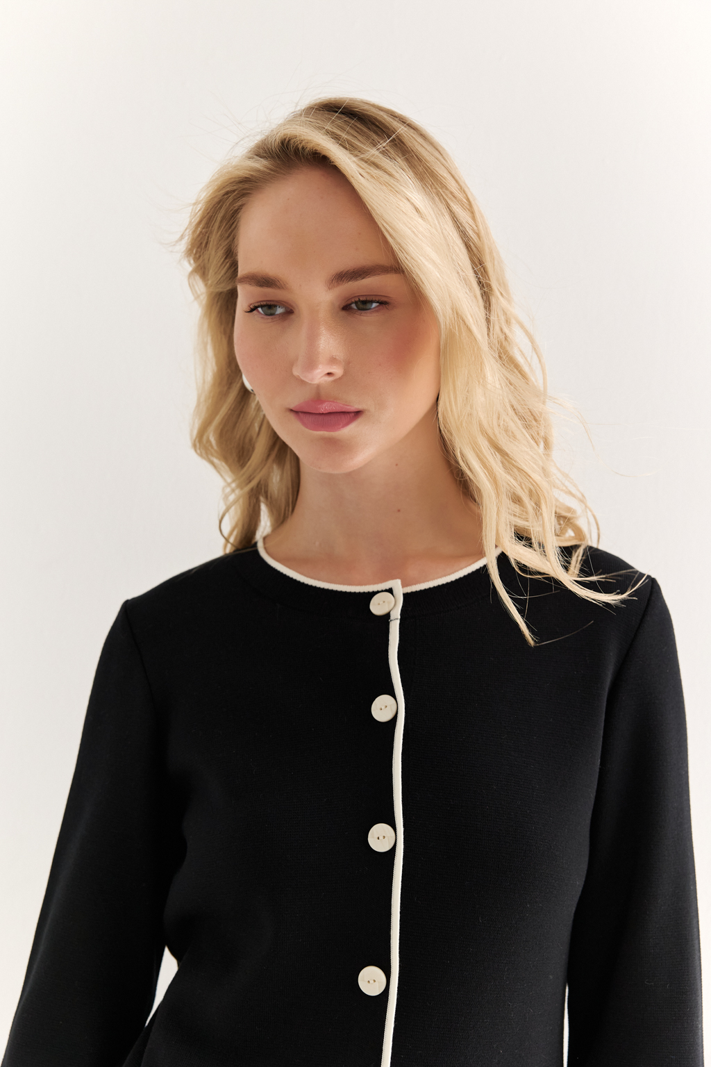 Жакет прямого силуэта длиной выше бедер с контрастной отделкой и застежкой на пуговицы. Рукав полной длины.