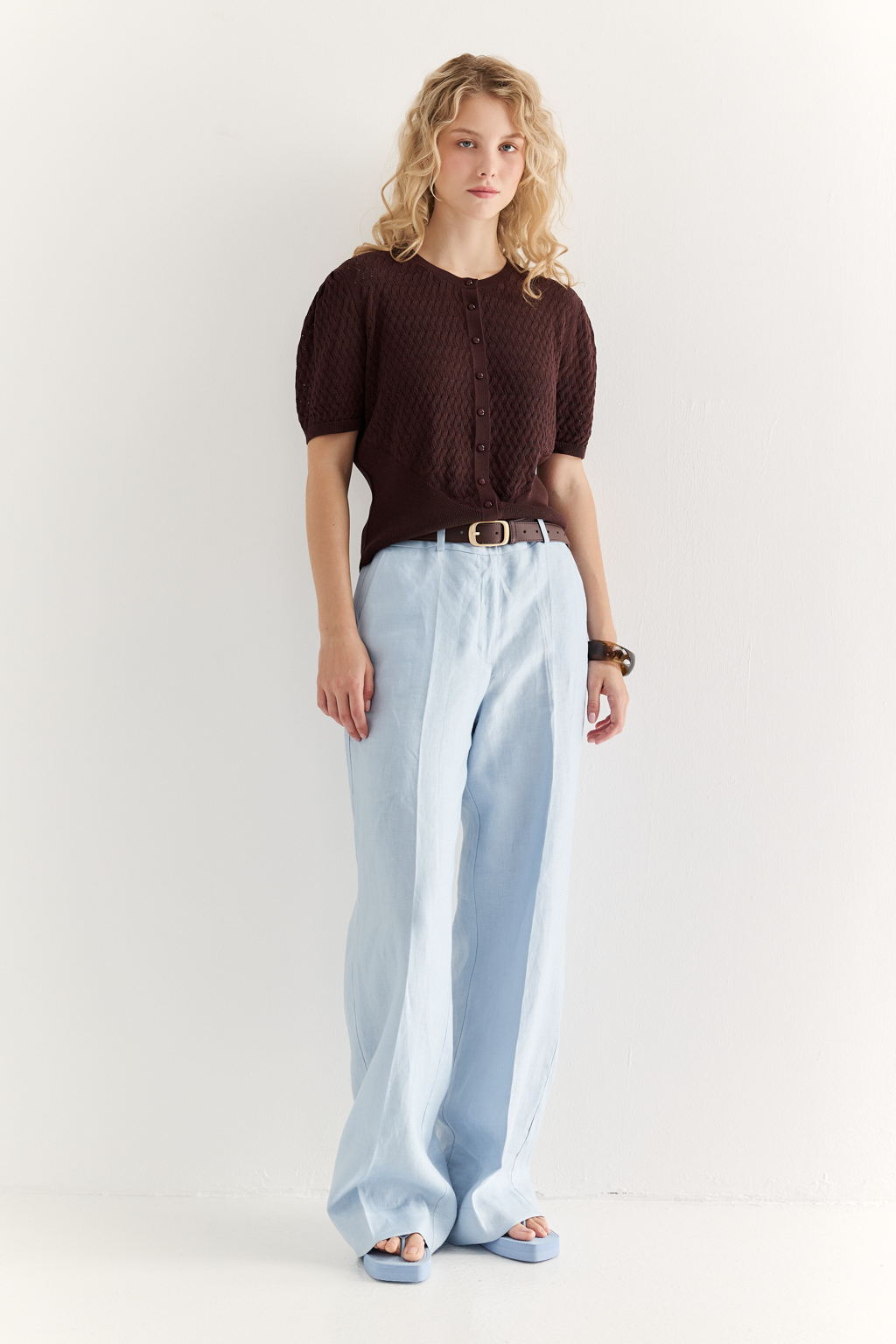 Эти брюки прямого силуэта созданы для абсолютного комфорта и расслабленной элегантности. Выполненные из ткани премиум-класса в нежном акватически голубом оттенке, они дарят невероятное ощущение мягкости и комфорта. Состав: стопроцентный льняной твил с эффектом air wash. В дизайне этих брюк нашли отражение элементы мужского кроя: застёжка-гульфик, пояс со шлевками и удобные карманы. Широкая подгибка позволяет регулировать длину брюк посредством отворота-манжета, создавая элегантный акцент по низу. Брюки идеально дополнят городской look с льняным жакетом и трикотажем.