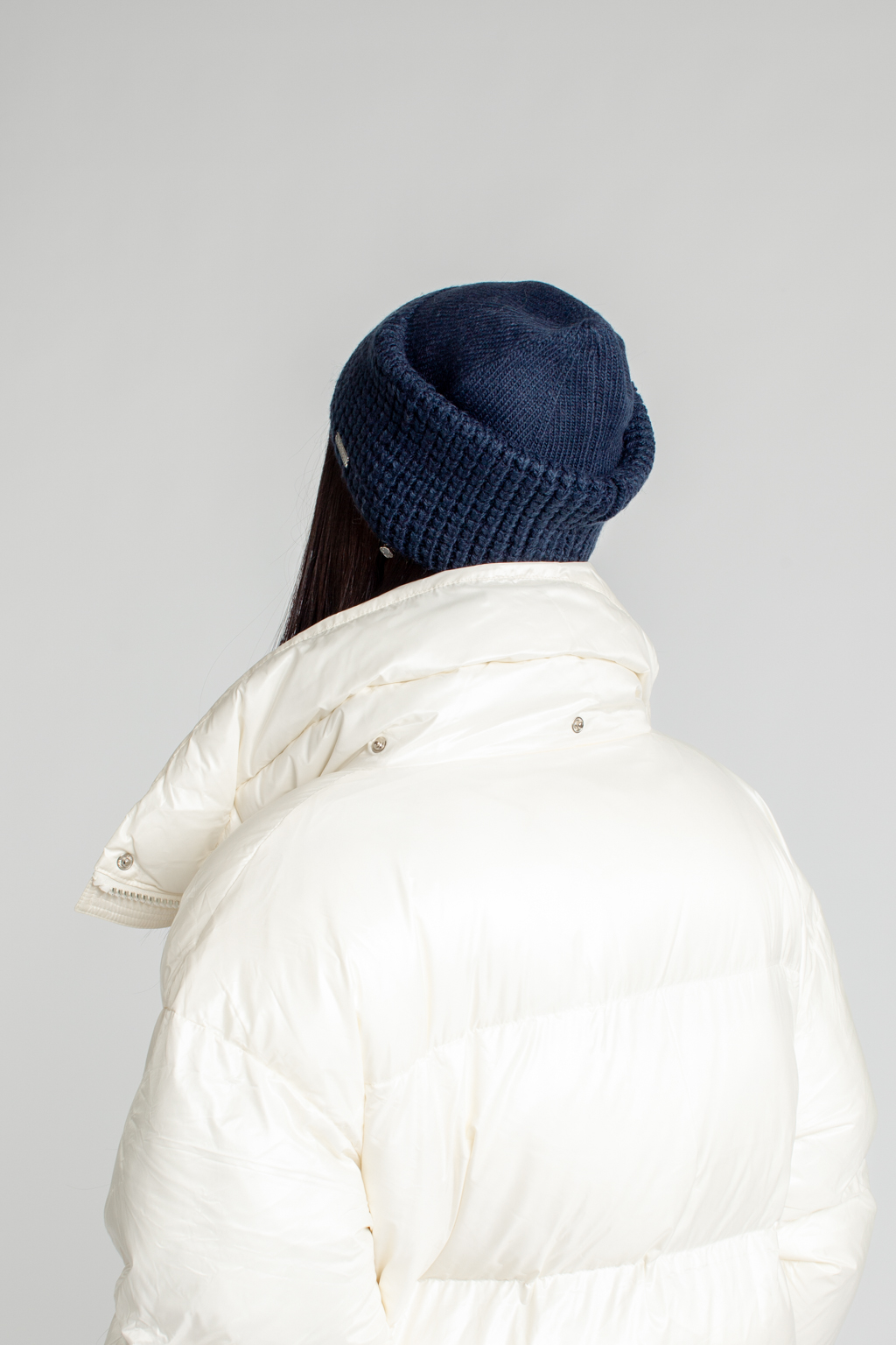 Шапка женская без отворота. Теплый и стильный головной убор для утепления в осенний и зимний сезон.