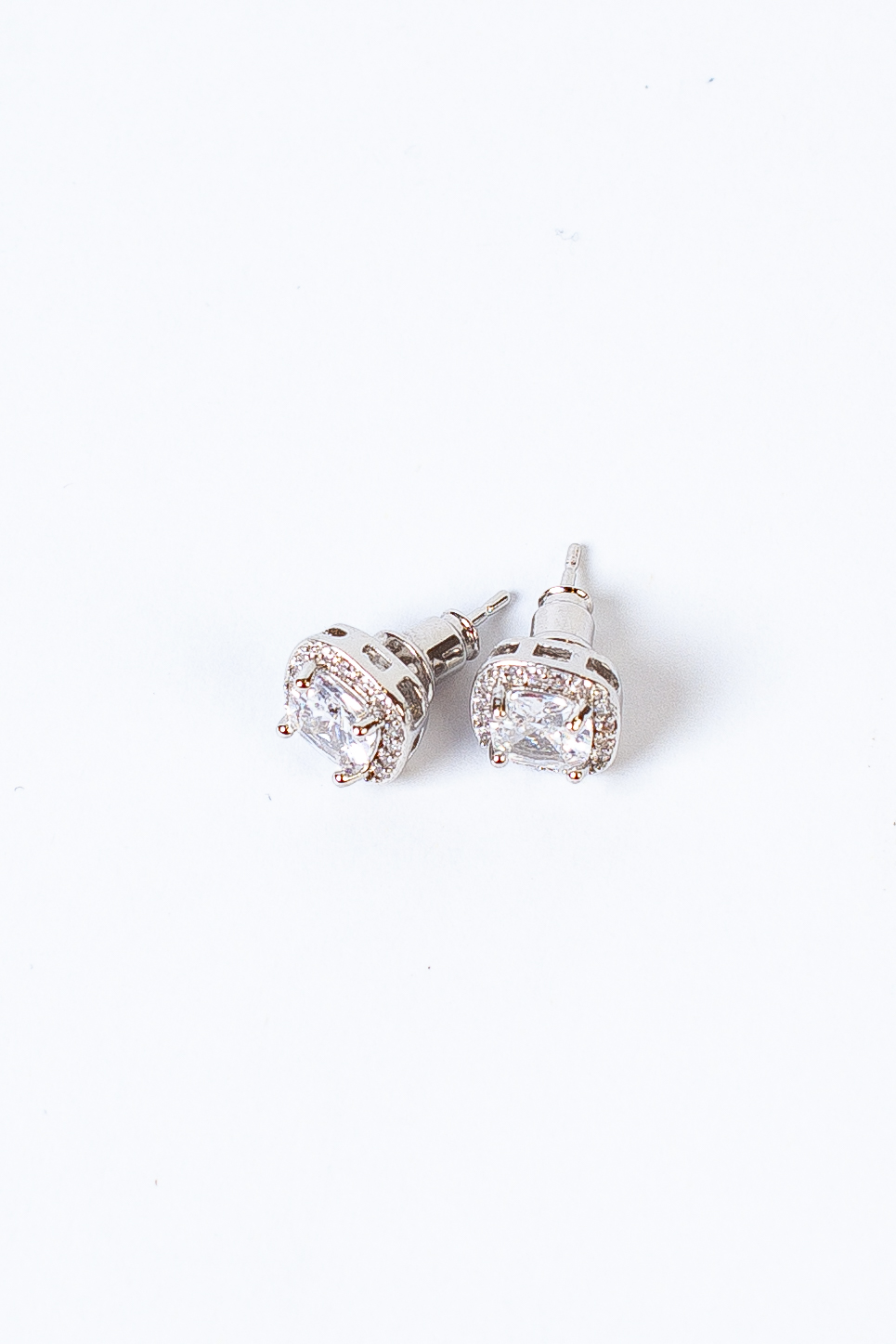 Серьги-гвоздики квадратные с прозрачным кристаллом. Классический дизайн прекрасно дополнит образ, подчеркнув Ваш вкус и женственность. Размер: 9х9х5мм