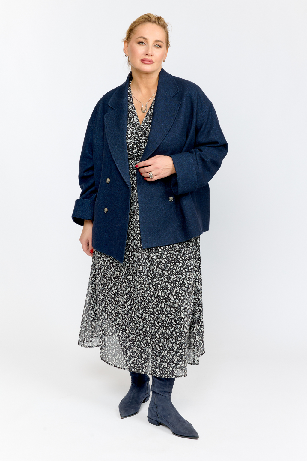 Куртка жакет двубортный с английским воротником свободного оверсайз кроя со спущенным рукавом. Длина до бедра.