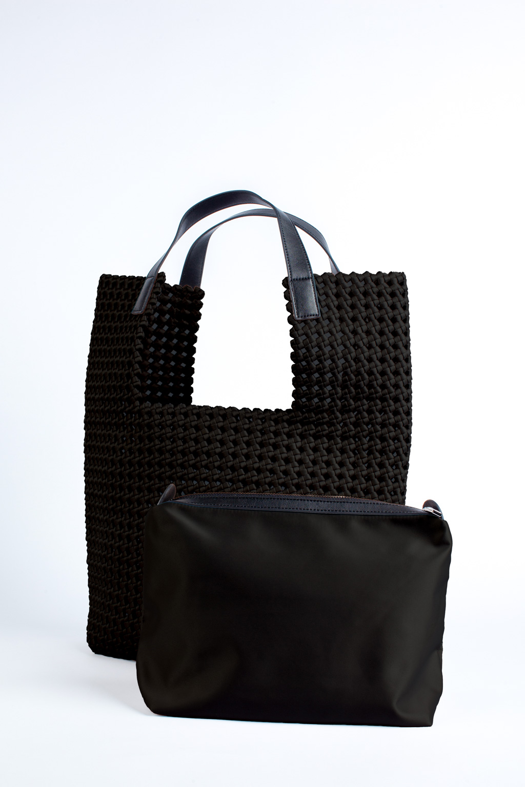 Стильная, плетеная сумка - тоут выполнена из высокотехнологичного нейлона , ручки - натуральная кожа . Несмотря на воздушный вид сумка держит форму.  Внутри есть косметичка на молнии для хранения мелочей. Цвет фурнитуры - серебро.

Вес 1080

Размер: 43 x 45 (+10 ручка) x 13 cm ( длина x высота x ширина)