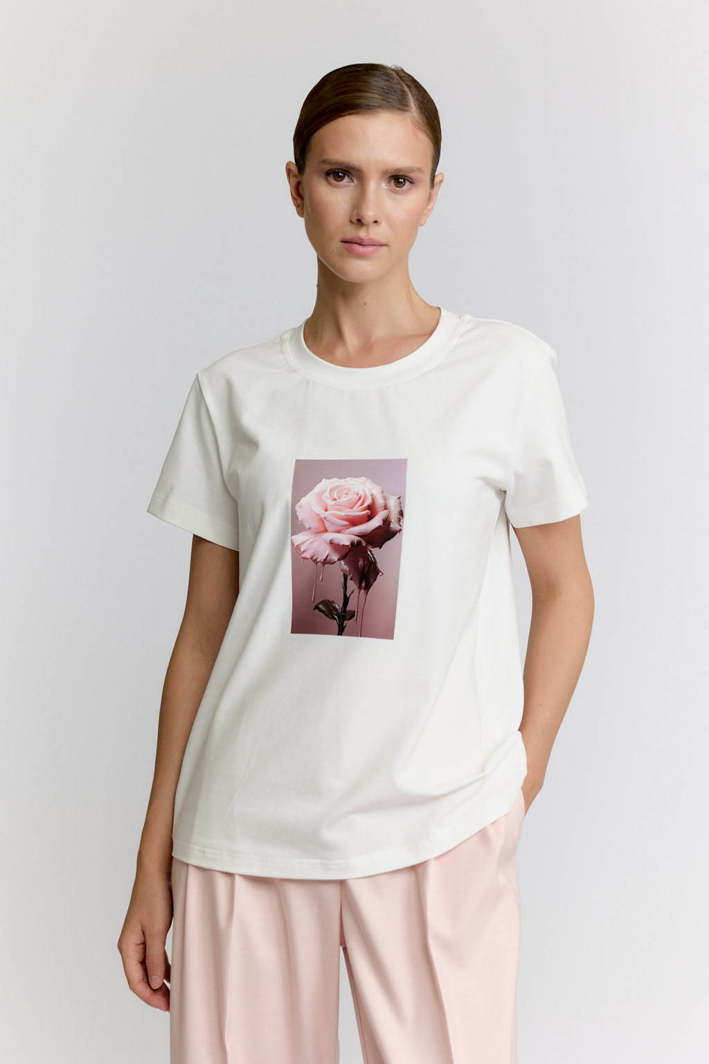 Футболка прямого силуэта с принтом по полочке.