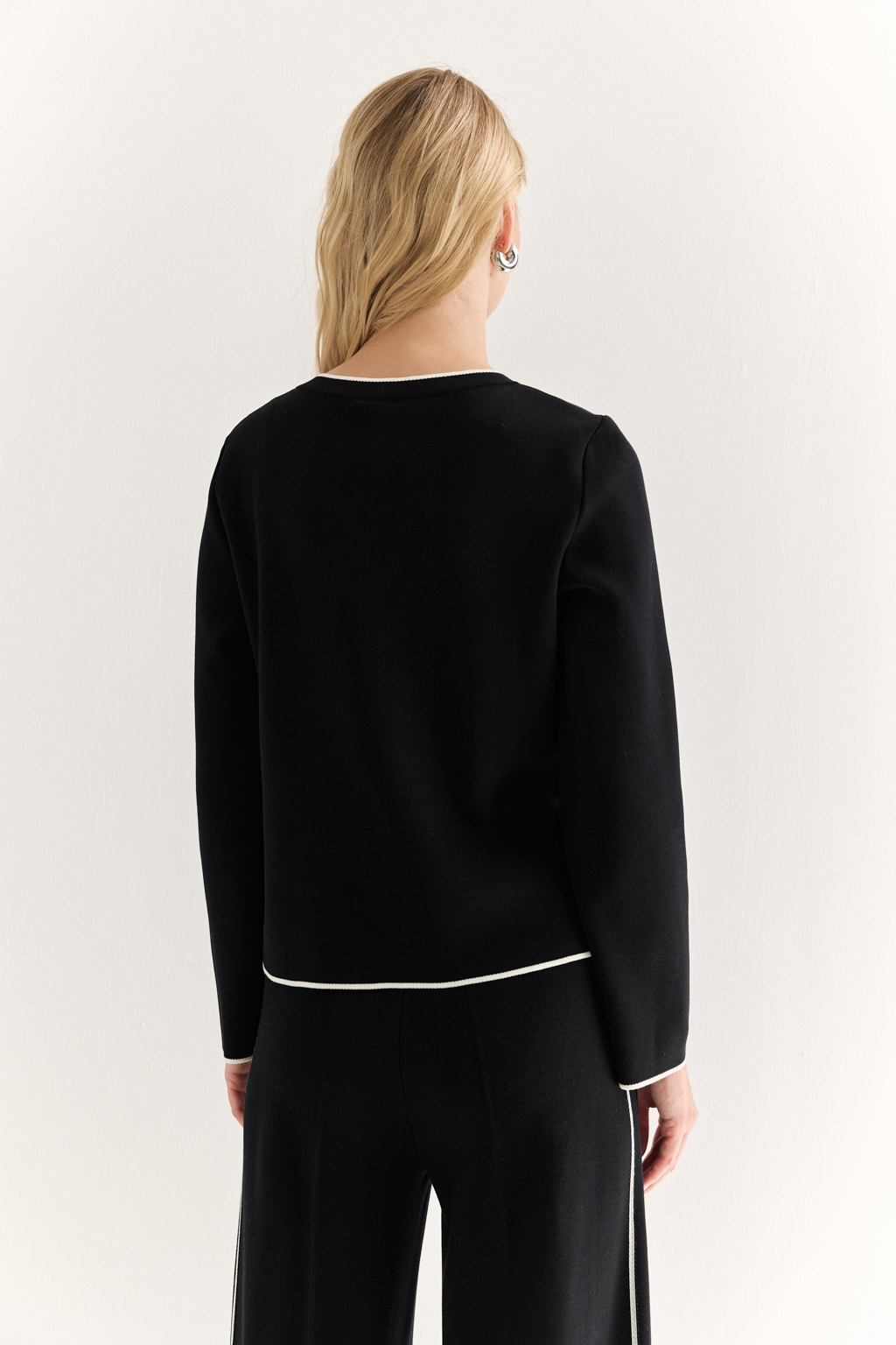 Жакет прямого силуэта длиной выше бедер с контрастной отделкой и застежкой на пуговицы. Рукав полной длины.