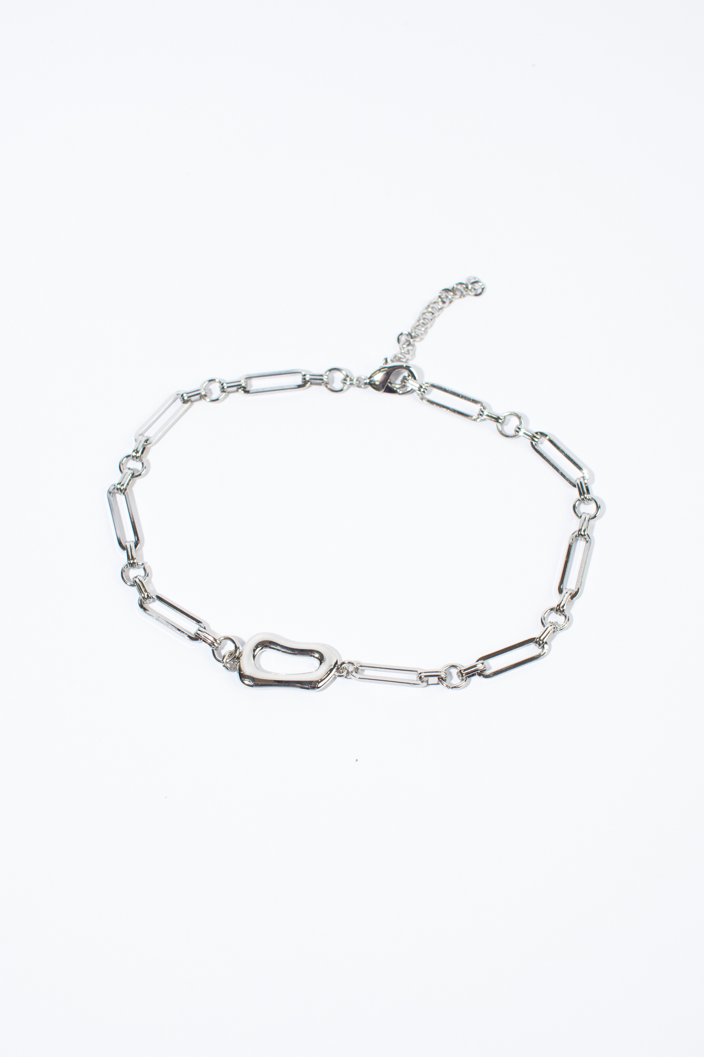 Стильная цепь с акцентым элементом выполнена из гипоаллергенного металла со стойким гальваническим покрытием. Изделие можно носить как в расслабленном виде, так и в виде чокера за счет регулируемой застежки.