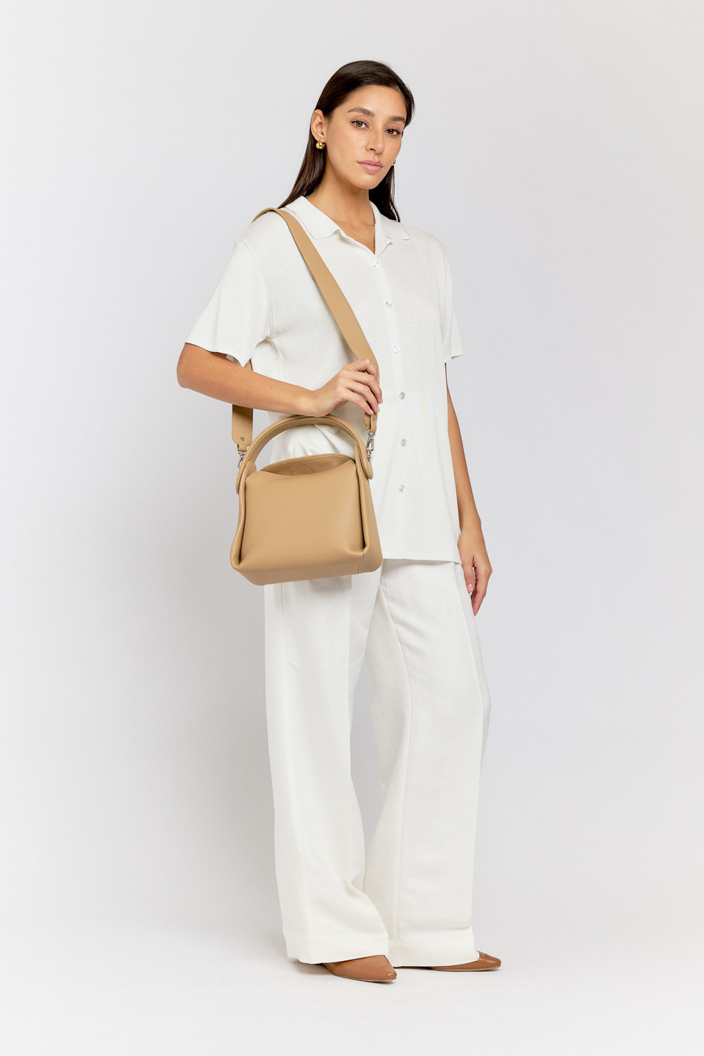 Роскошная сумка-тоут выполнена из зернистой экокожи. Простая форма этой сумки и  лаконичный дизайн подчеркнут Ваш вкус и стиль. В сумке используется прочная магнитная застежка, которая не выцветает и защищает содержимое внутри. Для производства использовалась зернистая экокожа высокого качества, приятная на ощупь. Идеально впишется в любой образ. Размеры сумки: 24*14*10 см