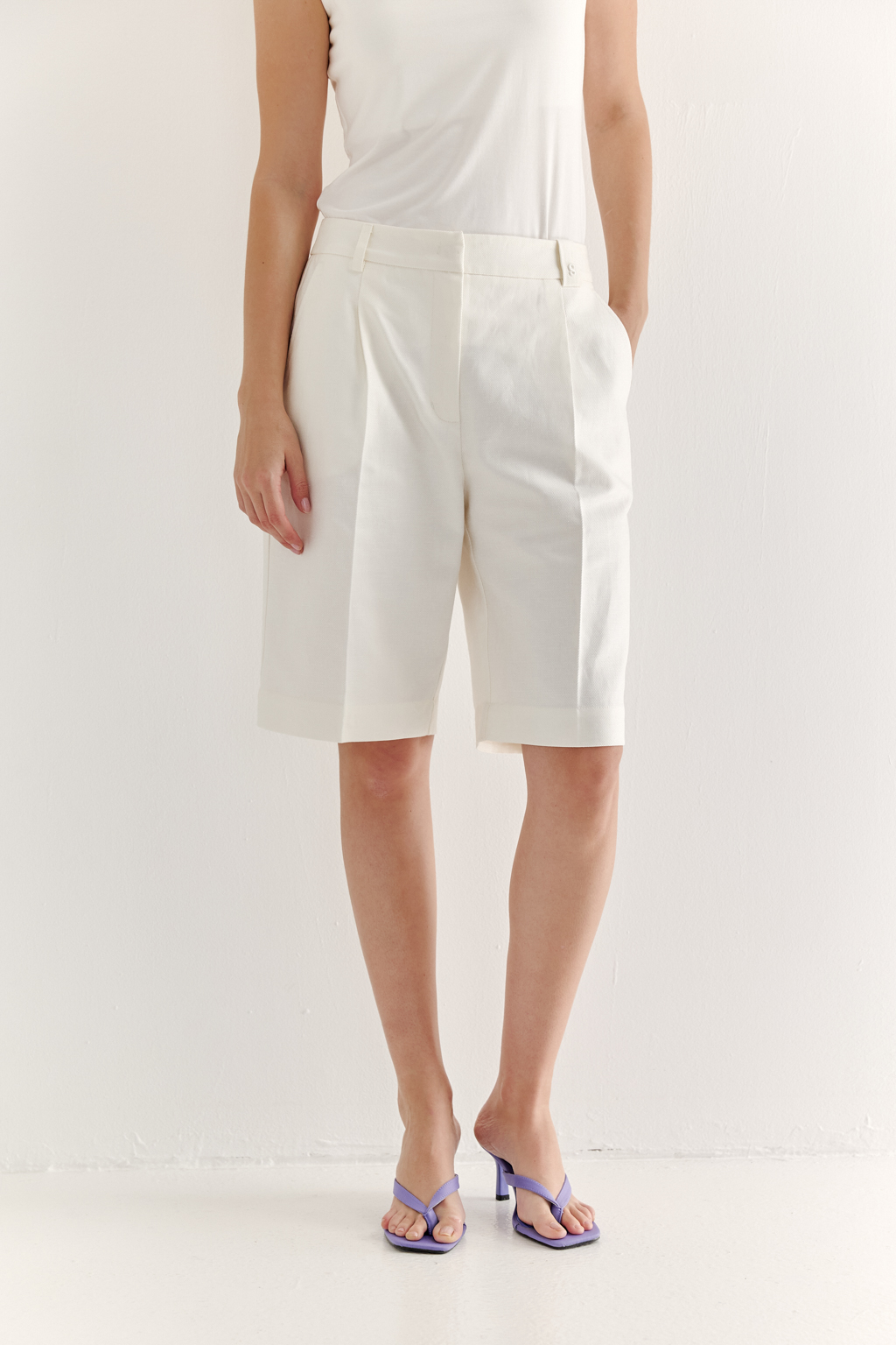 Шорты из льна 100% с диагональной выработкой - абсолютный must-have этого сезона. Свободные и широкие по всей длине, они превосходно сочетаются с пиджаками из льняного твила, трикотажными блузами, стильными топами и курткой-рубашкой из такого же льна. В дизайне этих шортов нашли отражение элементы мужского кроя: застёжка-гульфик, пояс со шлевками и удобные карманы. Одна из шлевок украшена изысканной 3D-вышивкой в виде литеры “S”-первой буквы названия бренда.