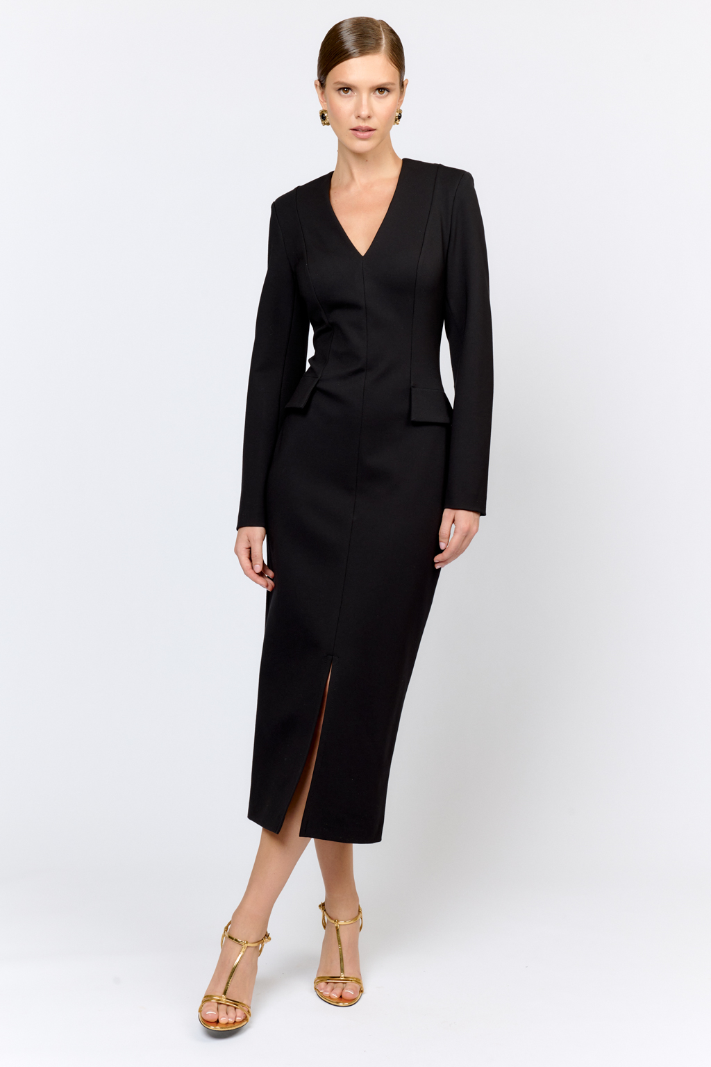 Платье для элегантных образов идеально впишется как в праздничный, так и в будничный гардероб благодаря лаконичности, силуэту и длине. Модель приталенного кроя прилегающего силуэта с глубоким V-образным вырезом и декоративными клапанами создающим эффект баски. Выполнено из плотной трикотажной ткани с содержанием вискозы. Вискоза делает ткань приятной к телу, обеспечивает воздухопроницаемость и пластичность. Нейлон  обеспечивает  износостойкость и стабильность насыщенного цвета.  Преимущества ткани: ткань хорошо держит форму, мягко облегая фигуру.  Не сминается, не требует особого ухода.   Позволяет коже "дышать".