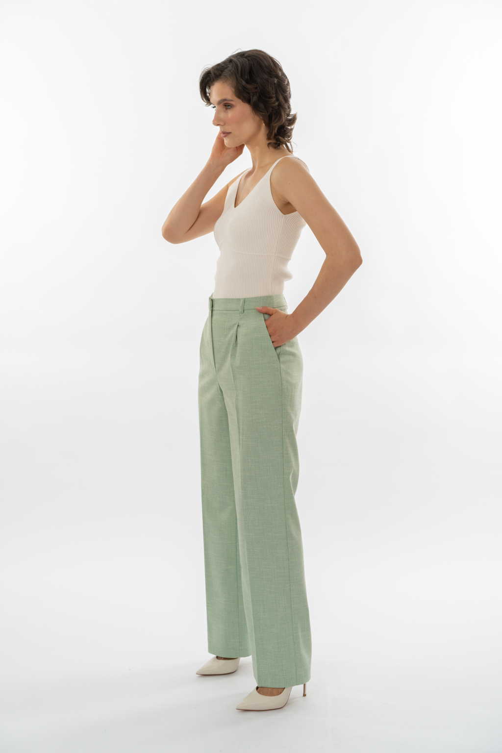 Прямые брюки из костюмной ткани в мятном цвете с выработкой под лен