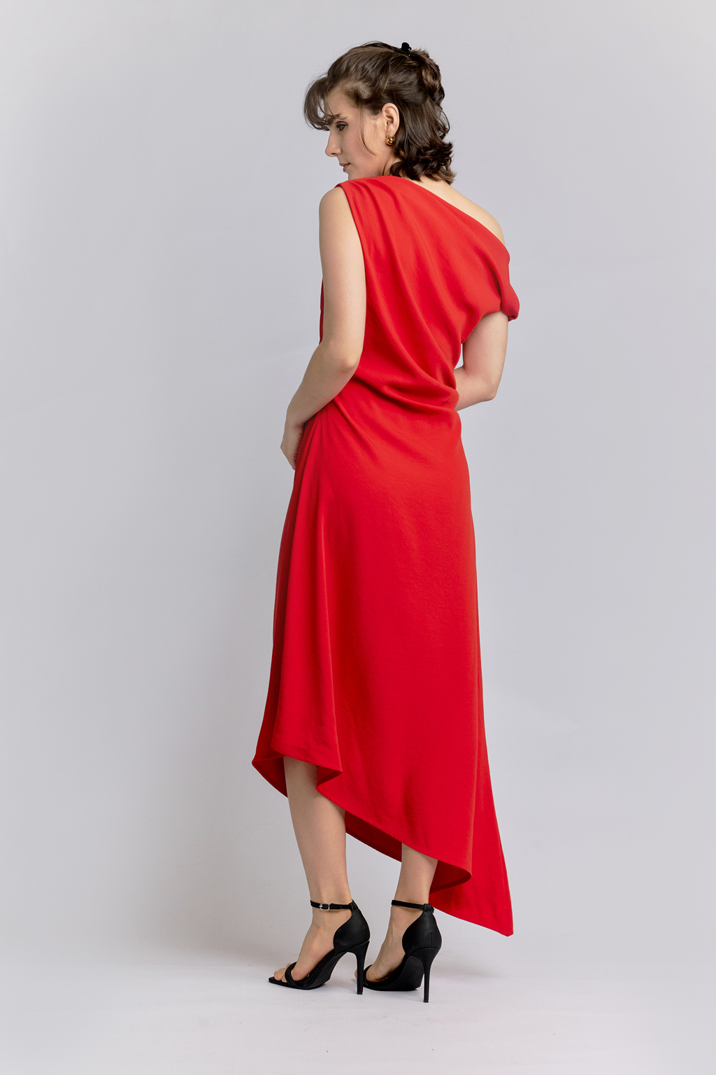 Асимметричное платье приталенного кроя полуприлегающего женственного силуэта с декоративным элементом в виде металлической съемной броши на одном плече. Модель необычная при этом достаточно универсальная для летнего сезона. Прекрасно продойдет как на "выход", так и на каждый день.