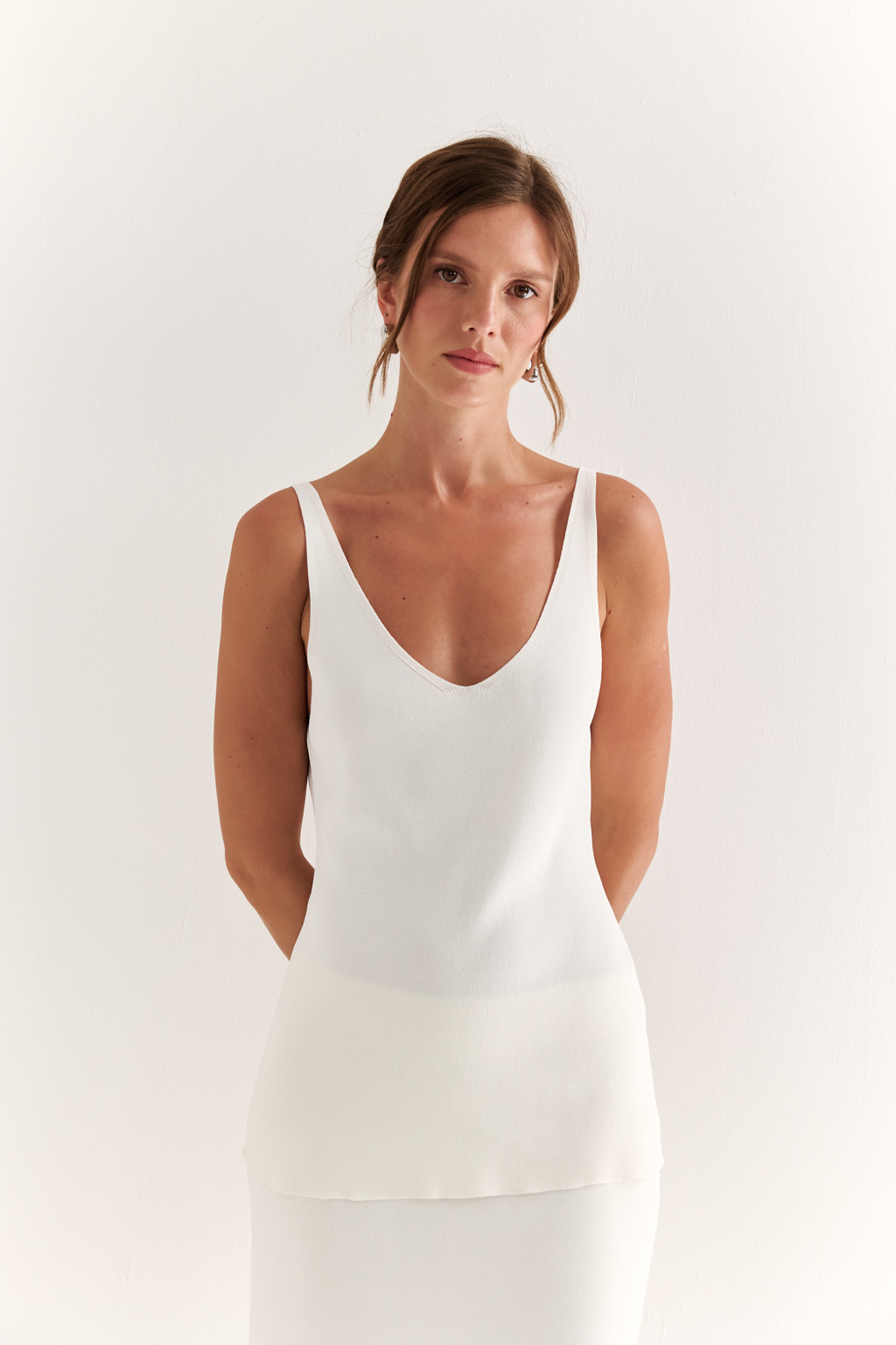 Топ с V-образным вырезом горловины.