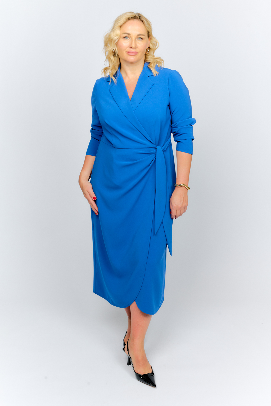 Платье с отрезной юбкой на запах и английским воротником. Длина миди.