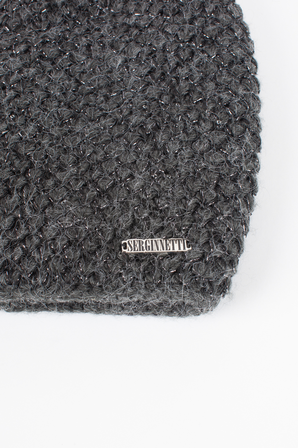 Шапка женская с люрексом. Теплый и стильный головной убор, выполненный из пряжи альпаки, с добавлением шерсти и акрила. Шапка является совершенным аксессуаром для утепления в осенний и зимний сезон.