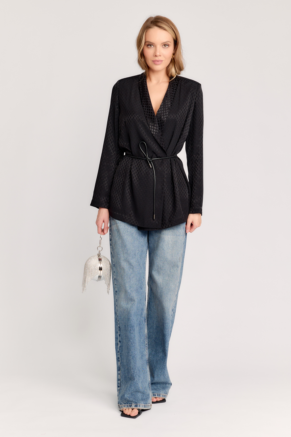 Жакет с воротником шалька. На талии кожаный шнур в виде пояса. Длина до бедер.